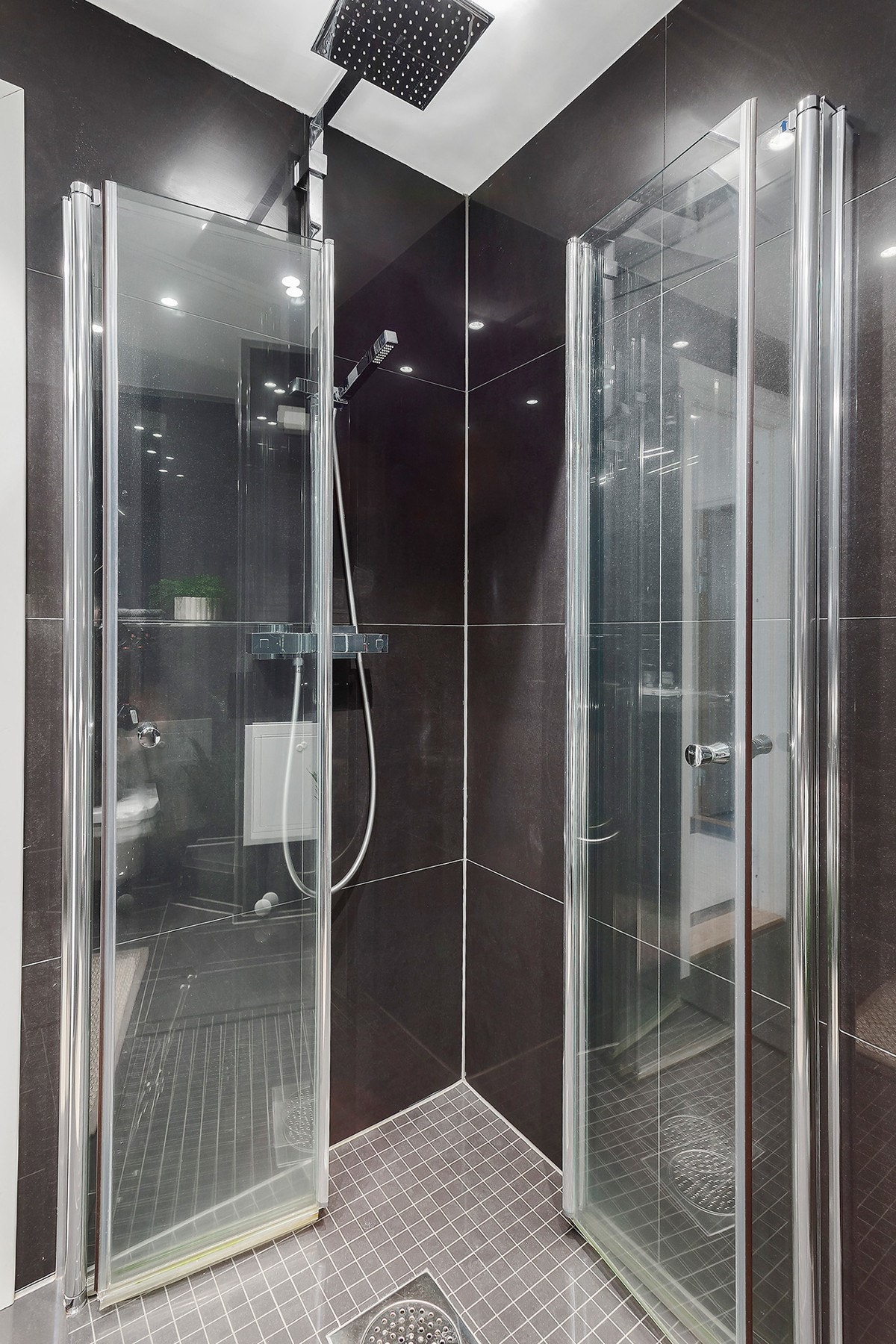 Bad med innsvingbare dusjvegger Galleribilde