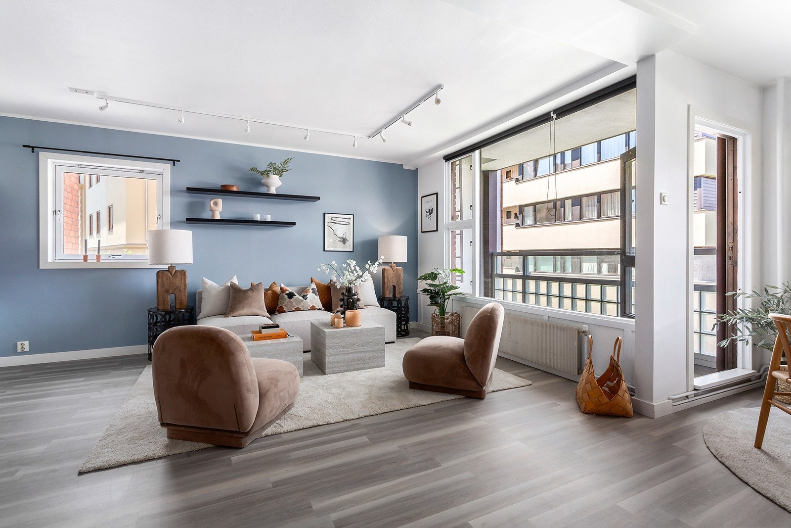 Stue med god plass til sofagruppe og spiseplass Galleribilde