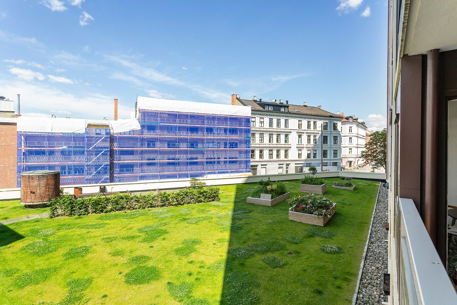 Utsikt mot pene opparbeidet fellesareal Galleribilde