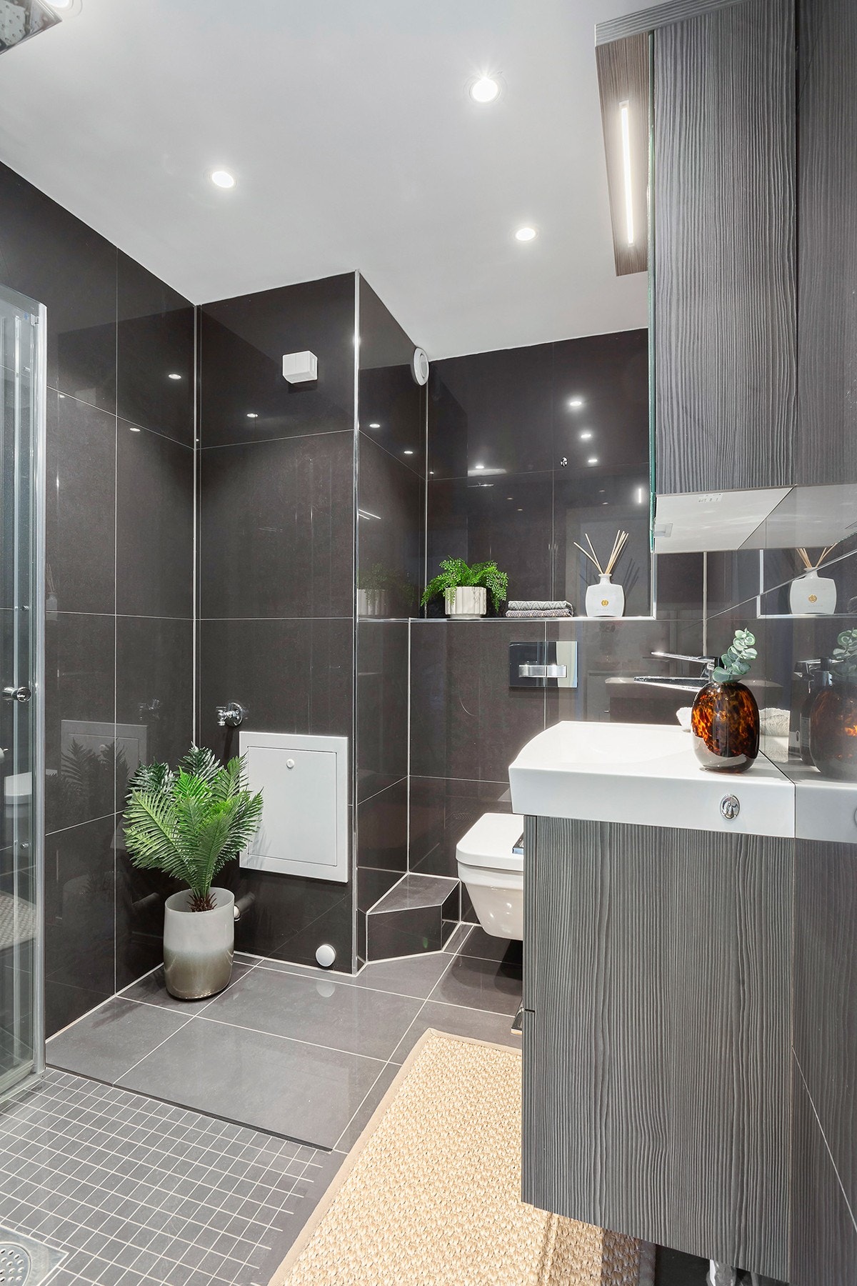 Lekkert bad med gulvvarme og downlights totaloppusset i 2017 Galleribilde