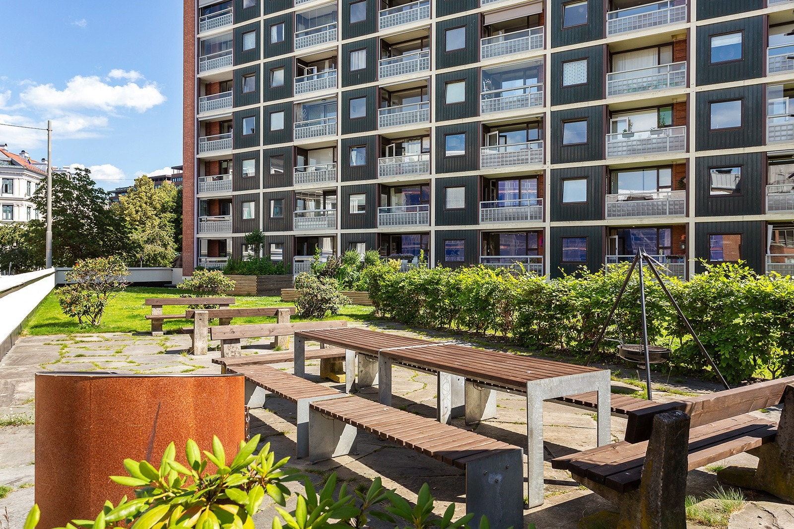 Borettslagets private område med grill, bålpanne og bord. Perfekt sted for hagefesten! Galleribilde