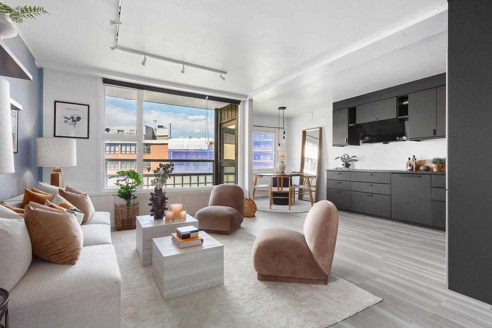 Store vindusflater som gir godt med dagslys hele året. Velkommen på visning i Smedgata 34! Galleribilde