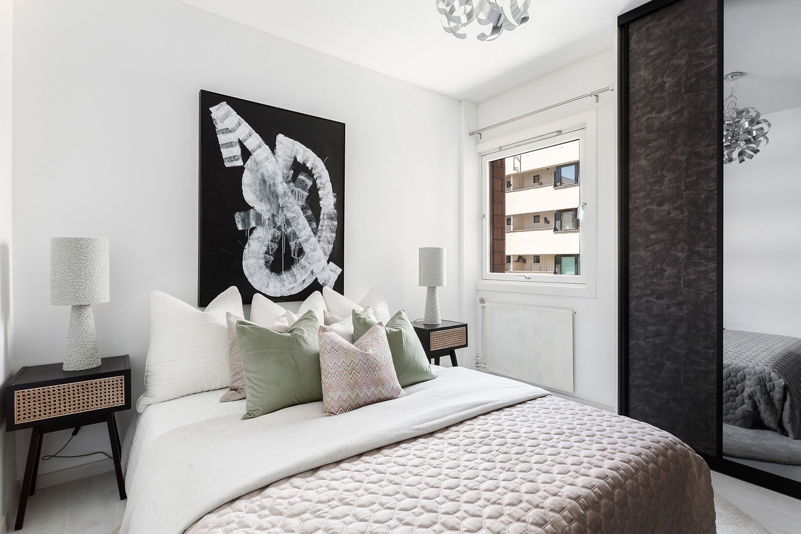 Soverom med god plass til dobbelseng. Garderobeskap Galleribilde