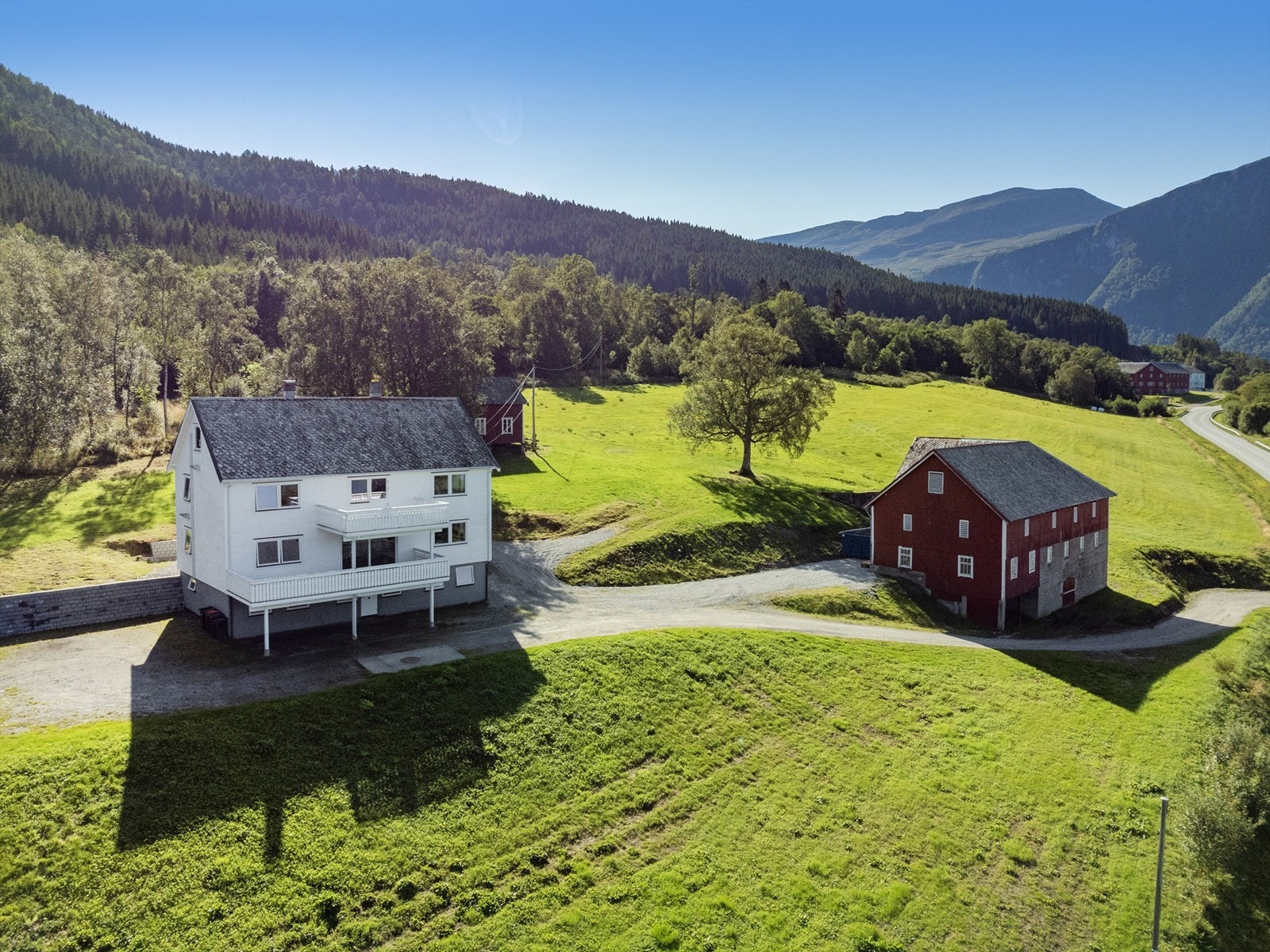 Gårdsbruket er opprinnelig Nesset Prestegårds husmannsplass, hvor Bjørnstjerne Bjørnson vokste opp. Gården er omringet av rik natur og Eidsvåg sin flotte fjord som strekker seg helt inn til sentrum. Galleribilde