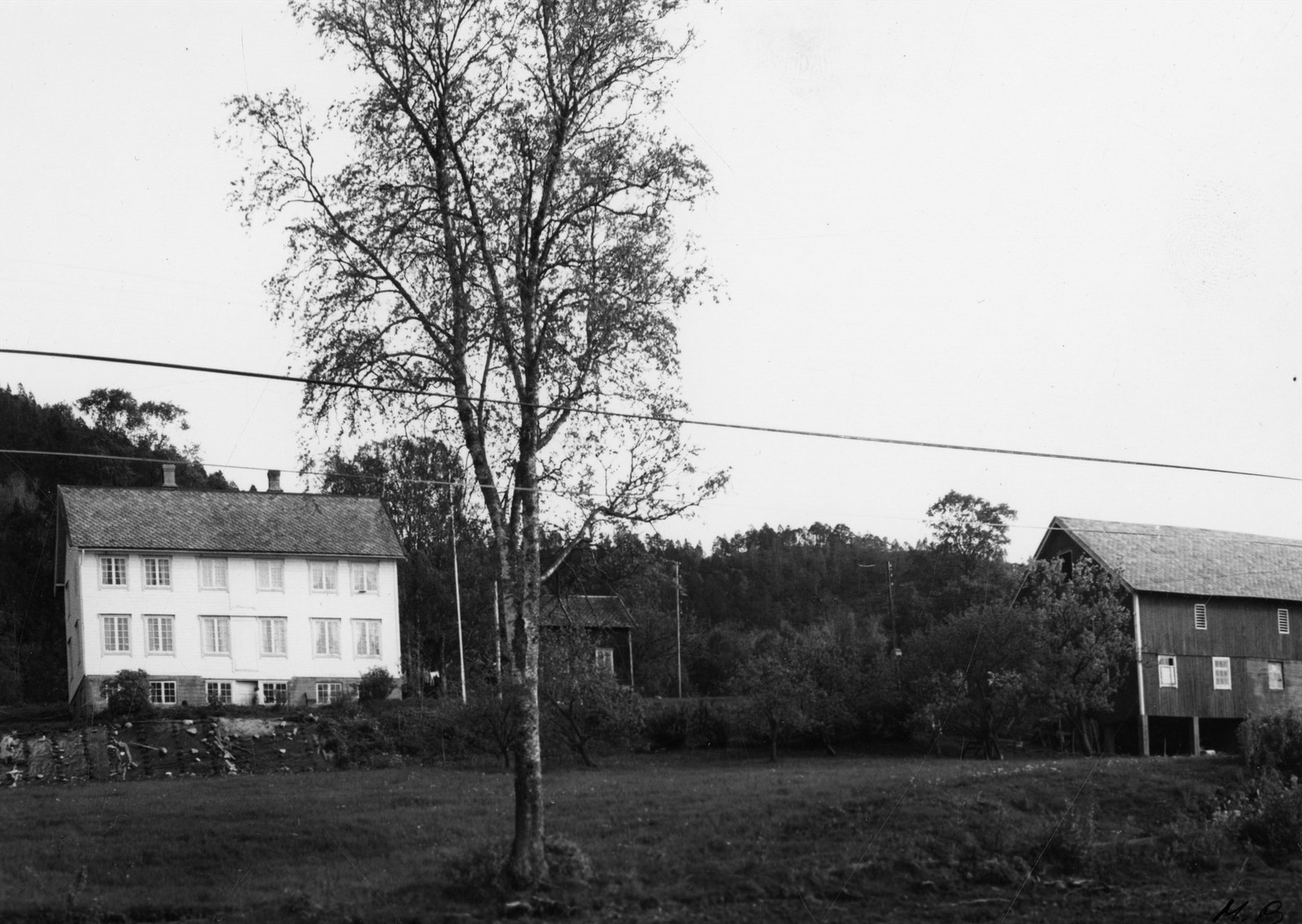 Foto fra 1960 tallet av gården. Fotograf: Mimi Bang. Arkivinstitusjon: Romsdalsmuseets fotoarkiv. Galleribilde