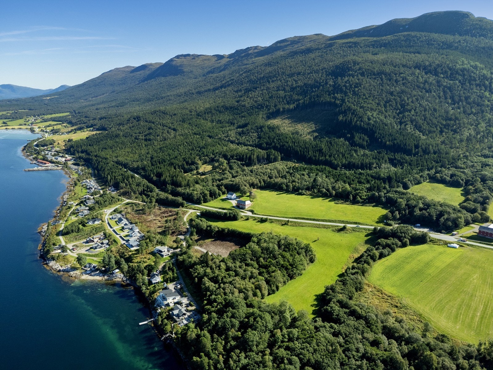 Gården består av to gårds og bruksnummer, der Brunvollgjerdet også inngår i driften og eiendommen. Gården består av totalt 118 daa med god blanding av dyrket mark og skog. Det er gode muligheter for drift av eget ønske. Galleribilde
