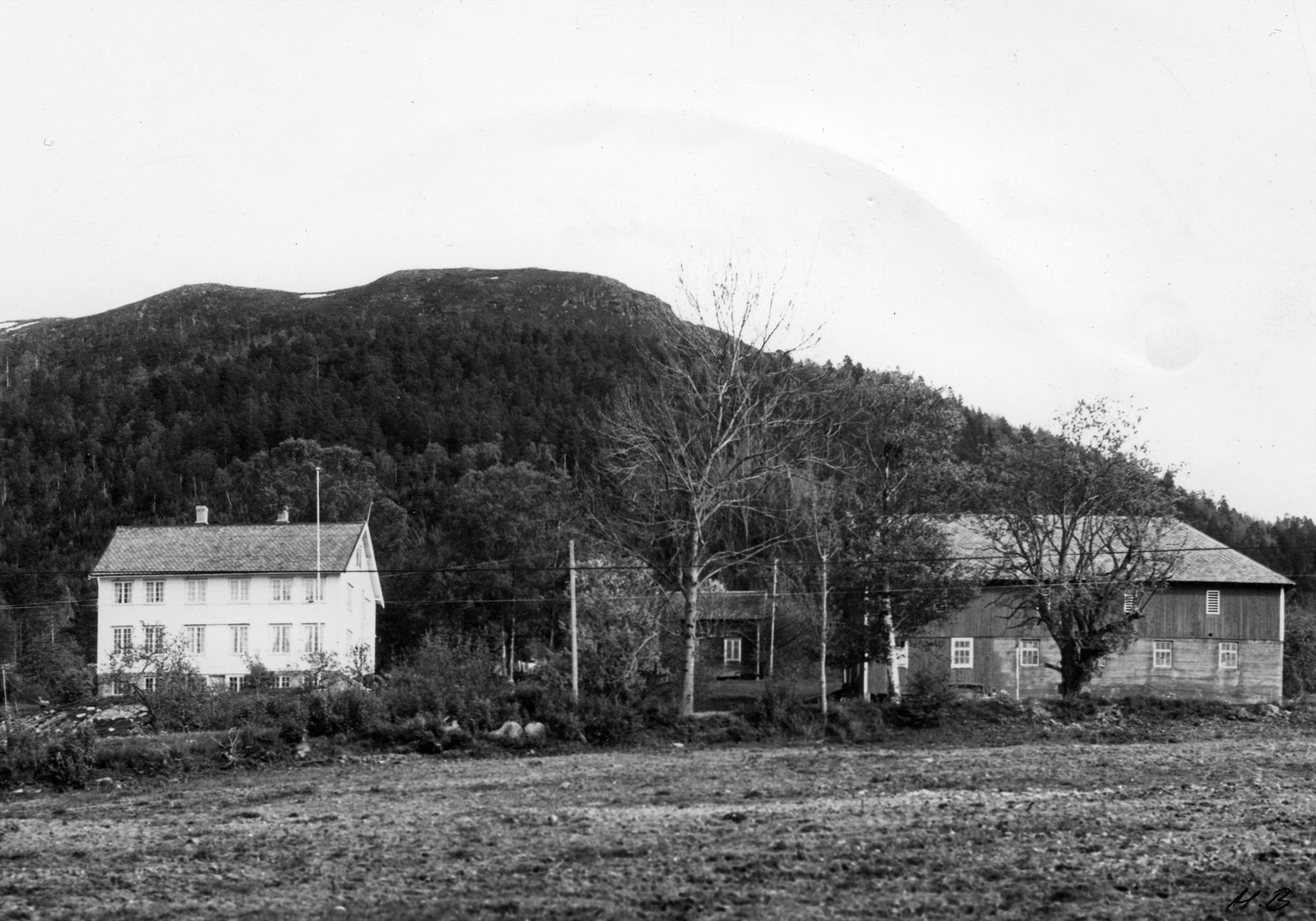 Foto fra 1960 tallet av gården. Fotograf: Mimi Bang. Arkivinstitusjon: Romsdalsmuseets fotoarkiv. Galleribilde