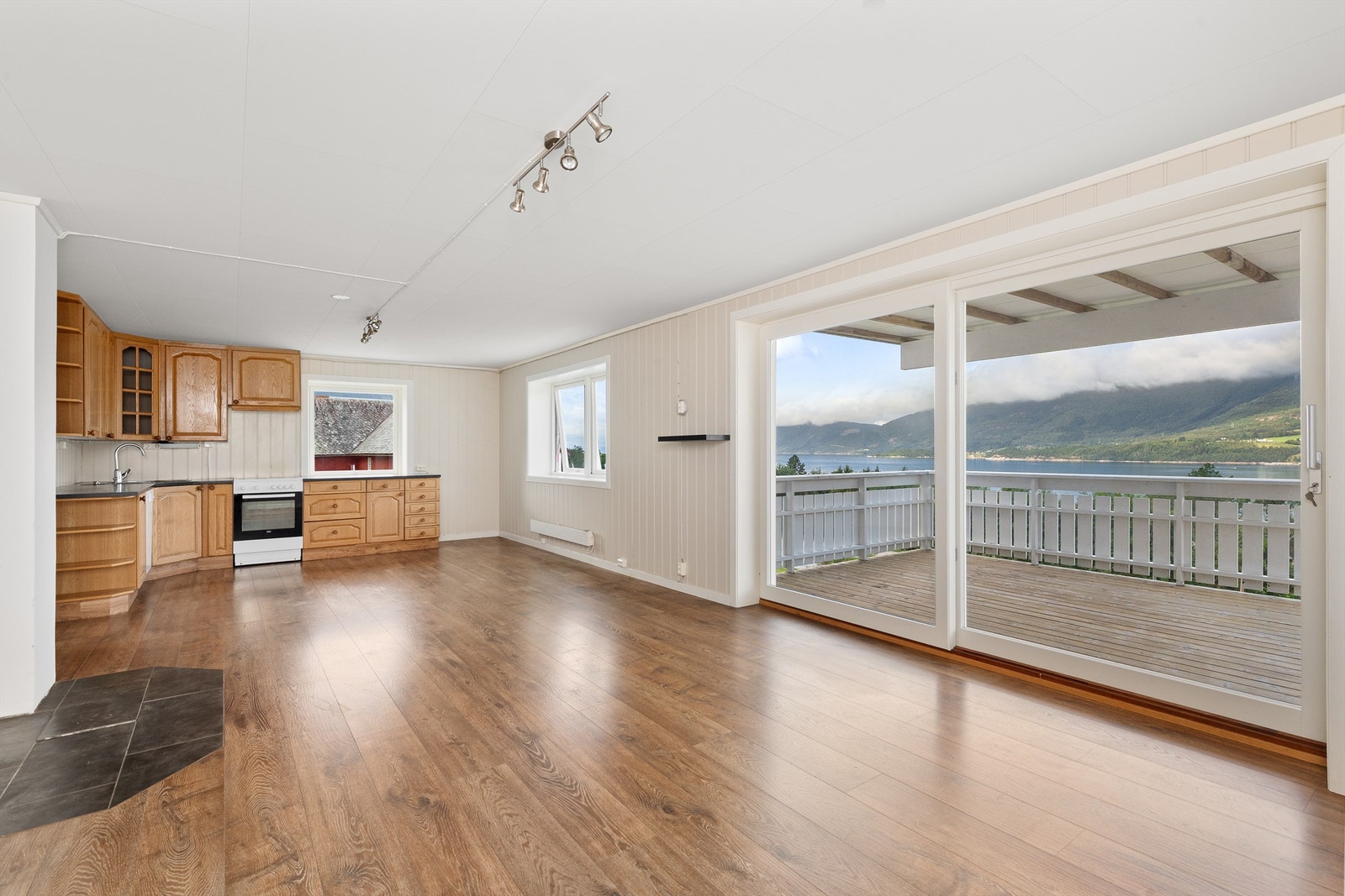 Boligen er stor og innholdsrik med kombinert BRA på hele 317 m². Det er totalt 9 soverom, 2 kjøkken og 2 bad. I nyere tid er det påbygd veranda i 1.etasje og 2.etasje. Galleribilde