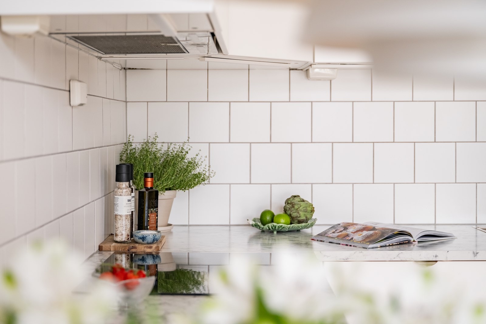 Kjøkkenet har laminat benkeplate med nedfelt kum i rustfritt stål, platetopp og integrerte hvitevarer. Galleribilde