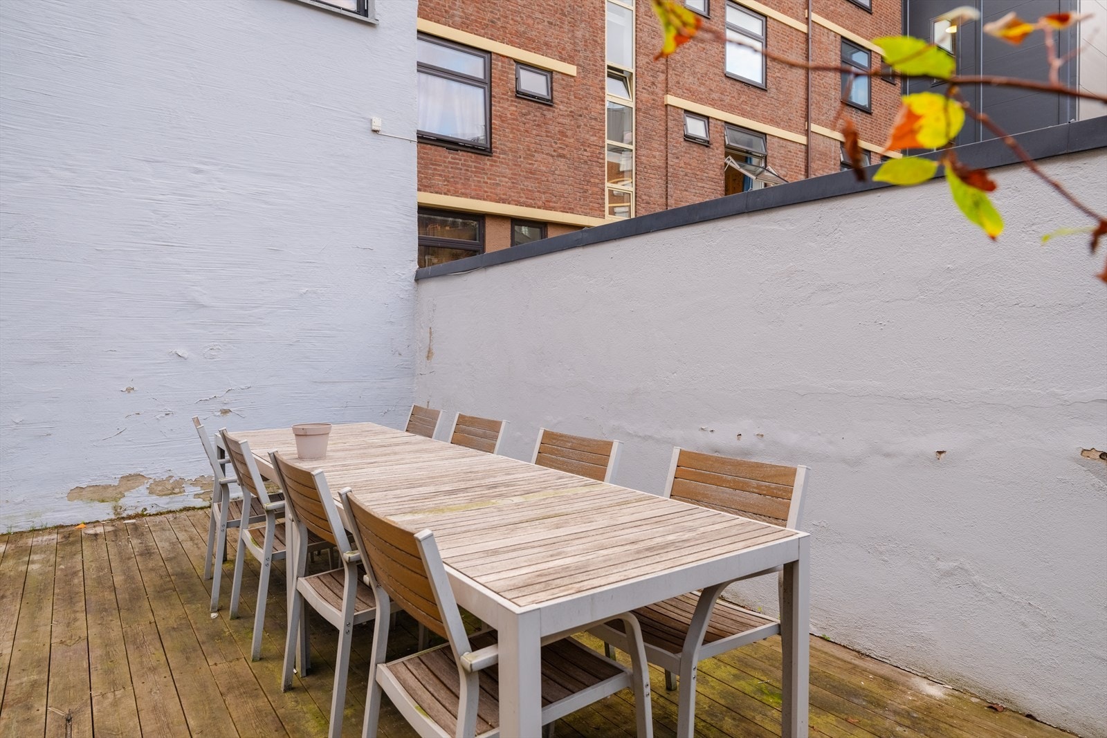 Borettslaget har bakgård med felles terrasse. Galleribilde