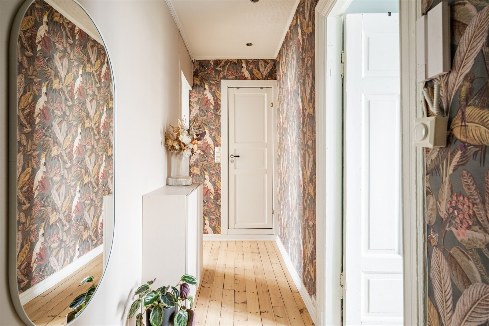 Entréen er romslig og praktisk utformet, med god plass til sko og yttertøy. Galleribilde