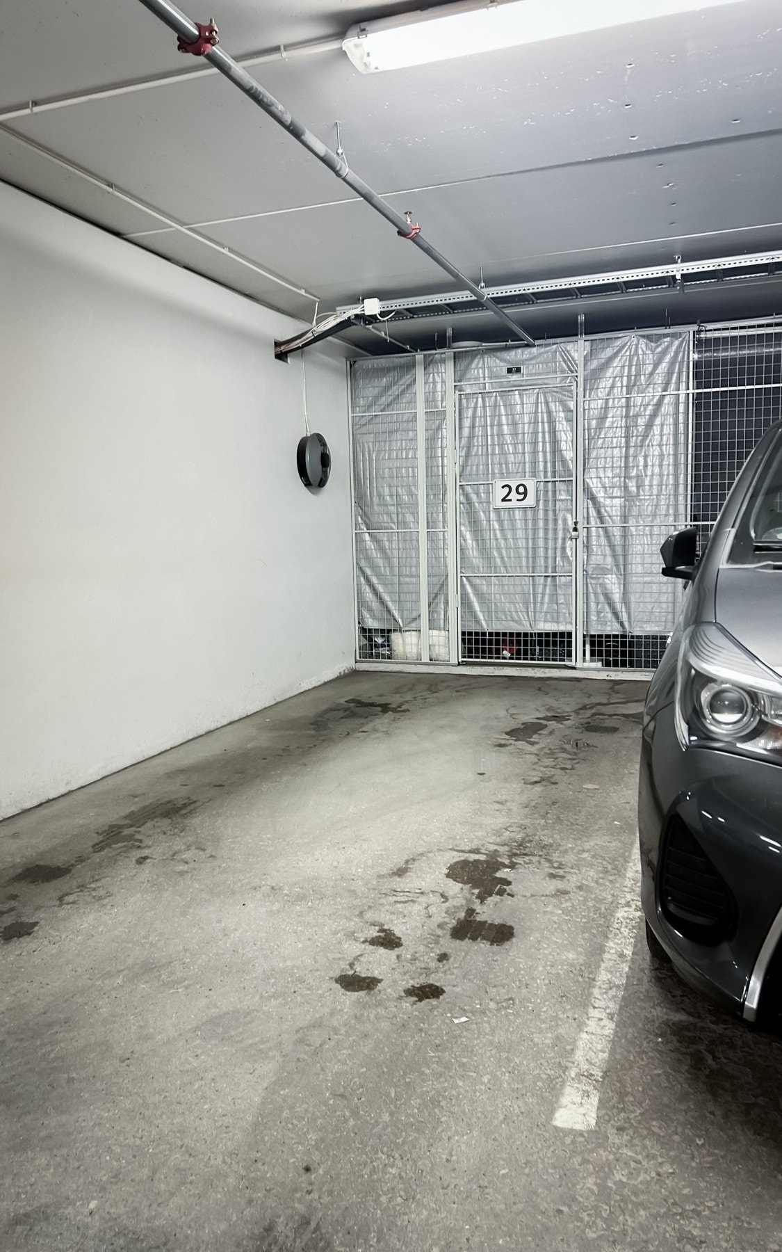 Parkeringsplassen er tilrettelagt med elbillader og en bod i kjeller på ca. 5 m². Galleribilde