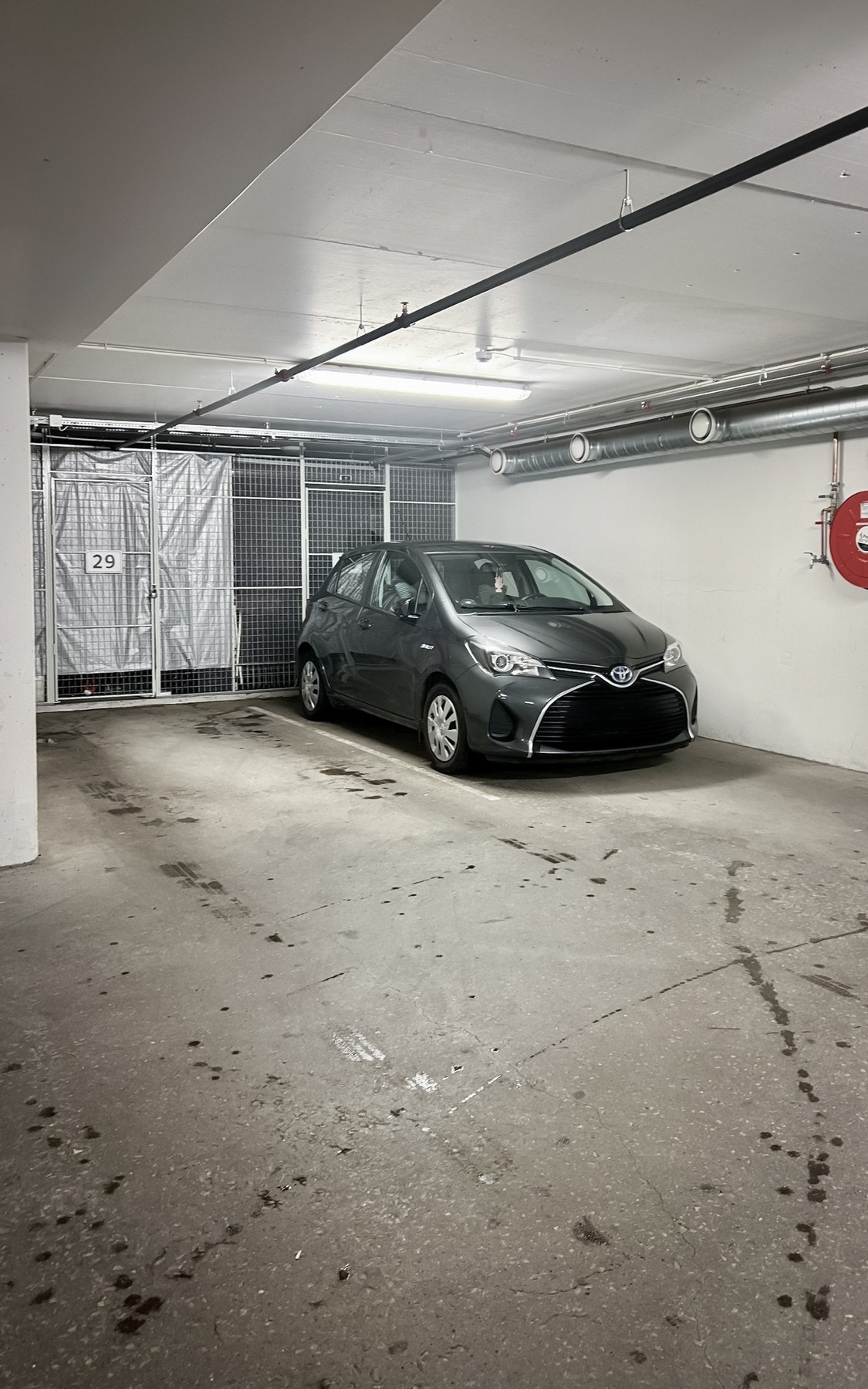 Egen plass i oppvarmet garasje, med heis rett opp til etasjen. Galleribilde