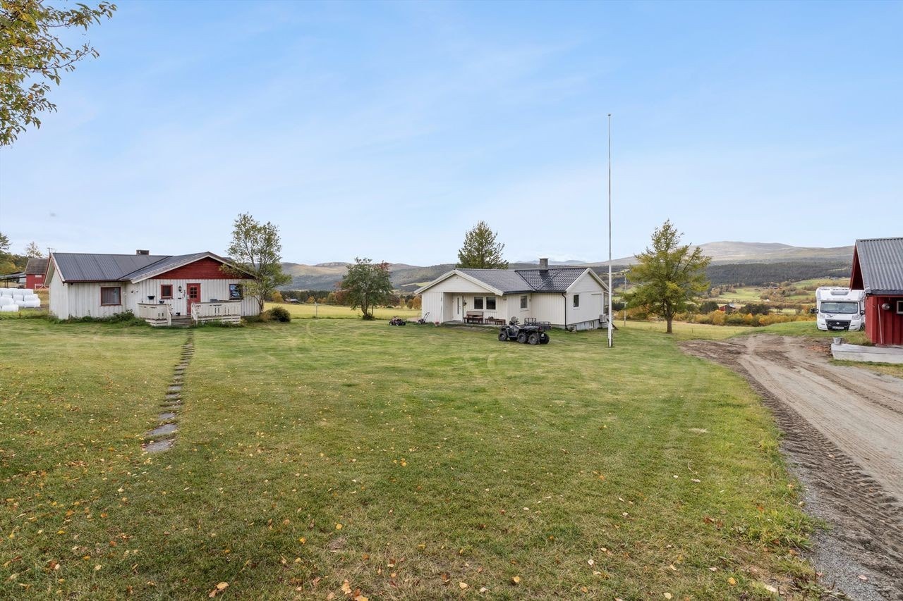 Kårbolig til venstre og Våningshus til høyre Galleribilde