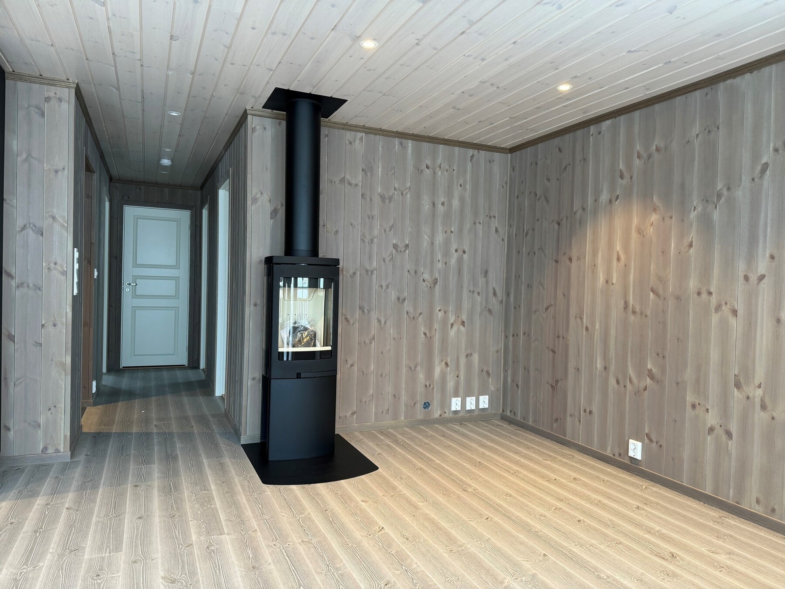 Hytta varmes opp med en koselig peis i stuen. Illustrasjon er ikke av selve hytta. Galleribilde