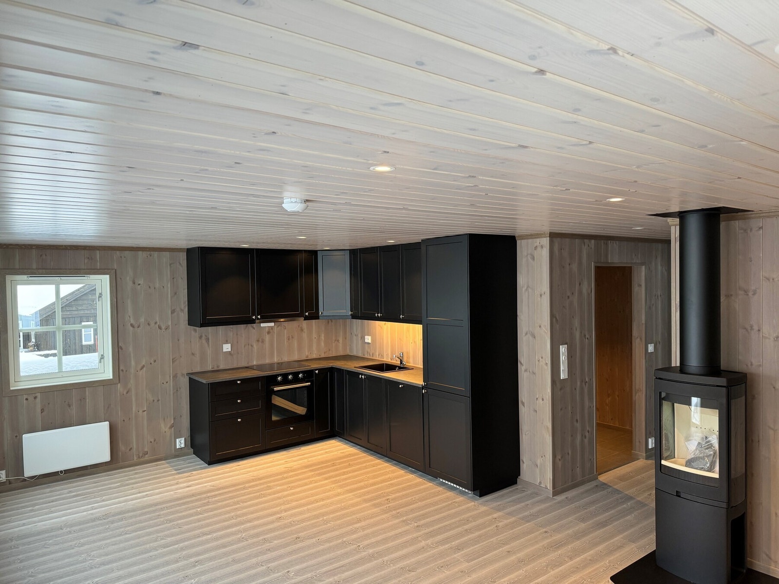 Innredningen får hvite fronter som standard, og ikke mørke slik som vist på illustrasjonsbilde. Illustrasjon er ikke av selve hytta. Galleribilde