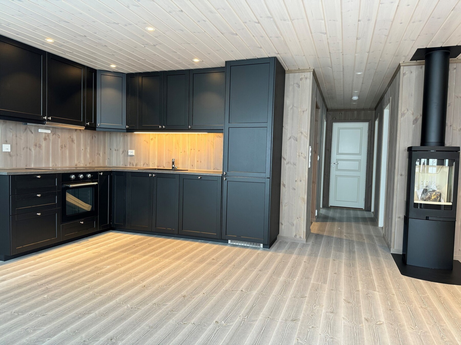 Hytta får et pent og stilrent kjøkken fra IKEA, i modell Bodbyn. Illustrasjon er ikke av selve hytta. Galleribilde