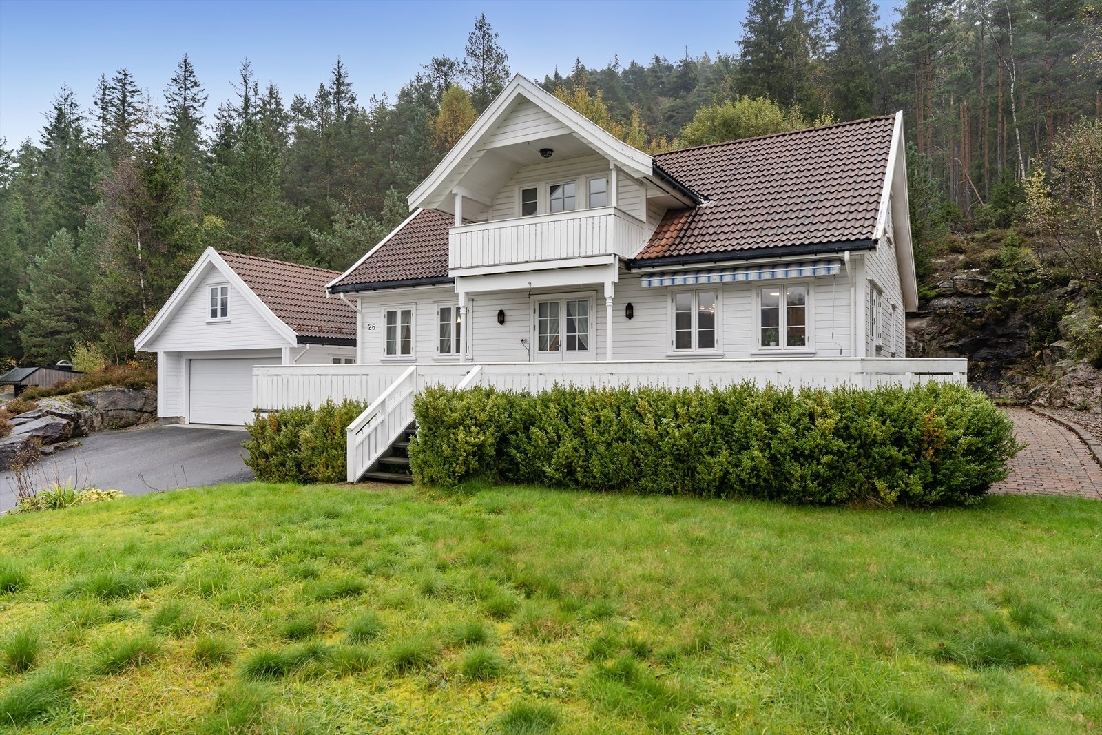 Romslig og innholdsrik familiebolig i et etablert boligfelt Galleribilde