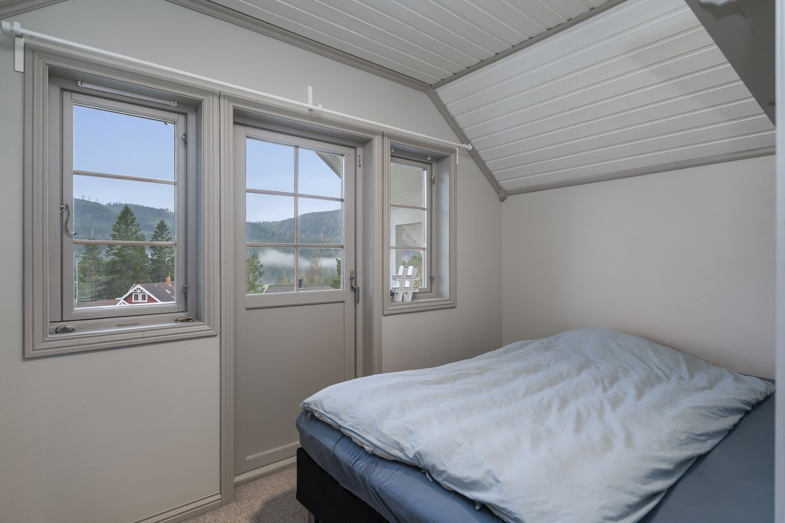 Soverom loft med utgang til balkong Galleribilde