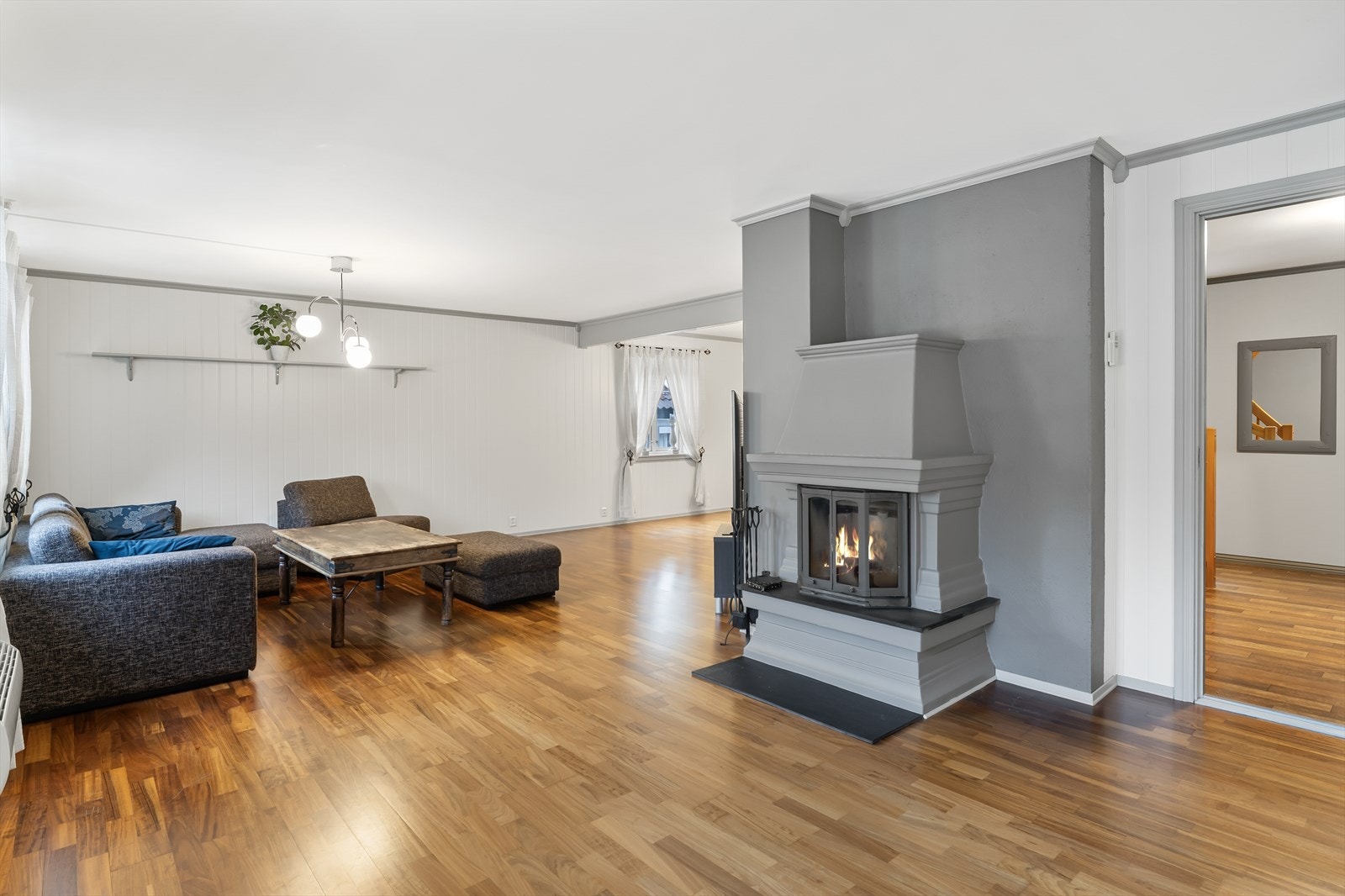 Stor stue med peis for kalde vinterkvelder Galleribilde