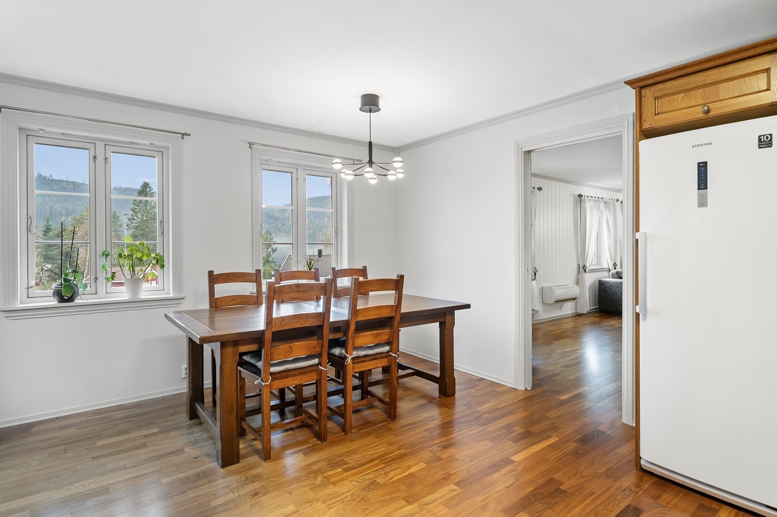 Kjøkken med spiseplass til flere Galleribilde