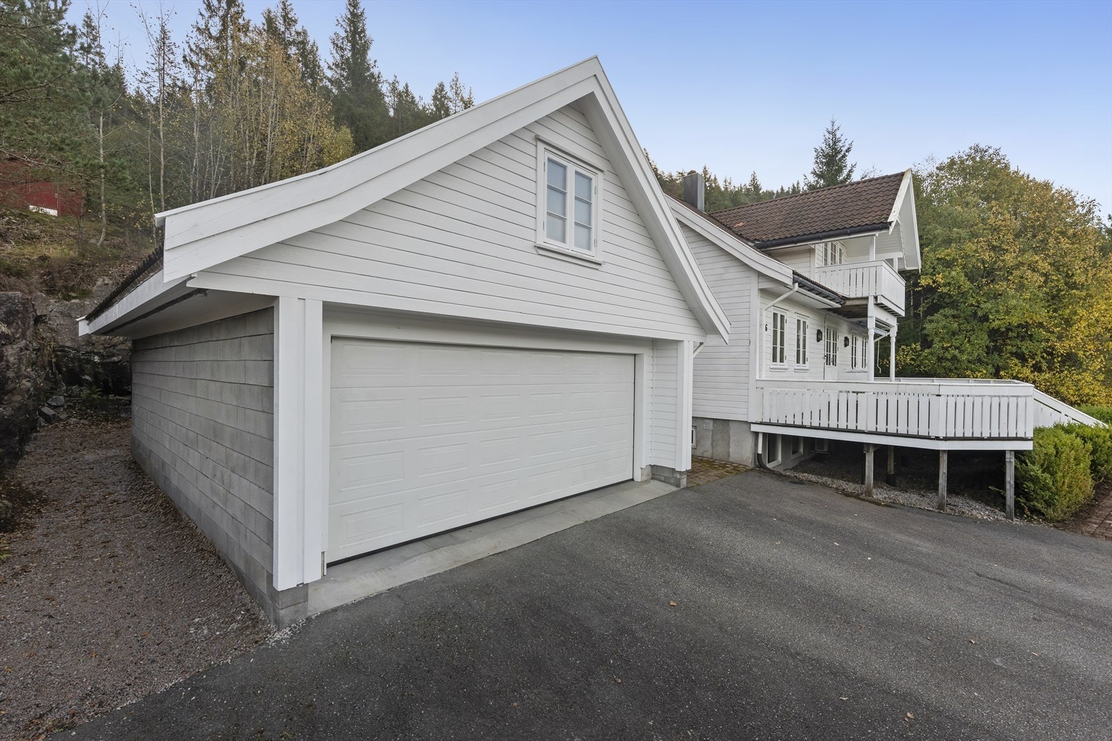 Stor tilhørende garasje Galleribilde