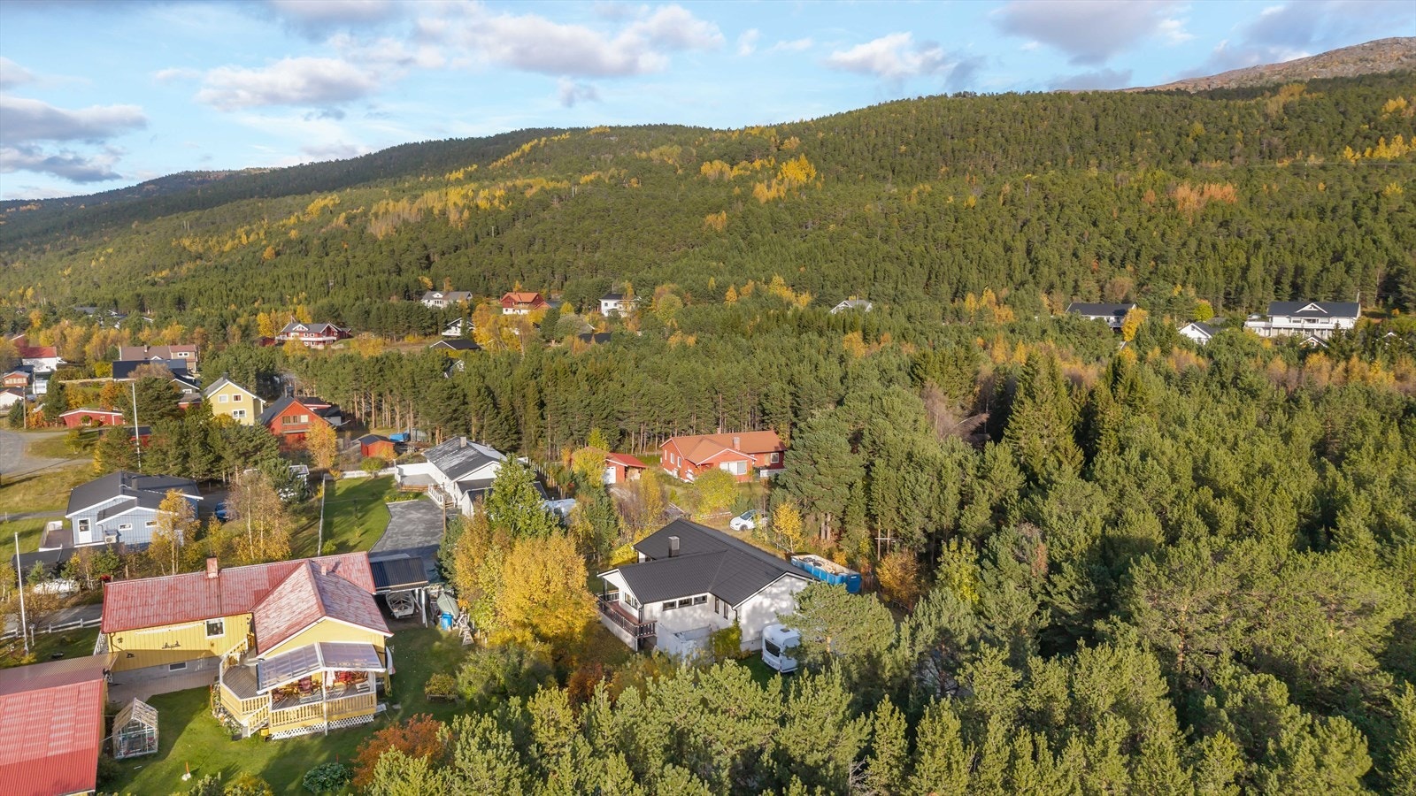 Kort veg til fine turmuligheter som bl.a Hengen og Svarteberget Galleribilde