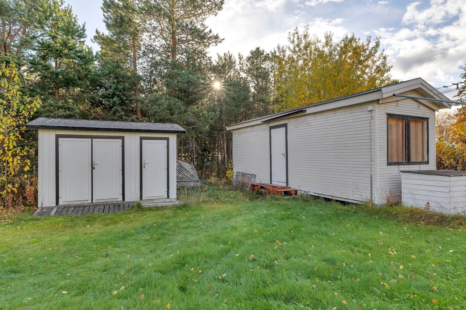 Utebod og brakke på tomt Galleribilde