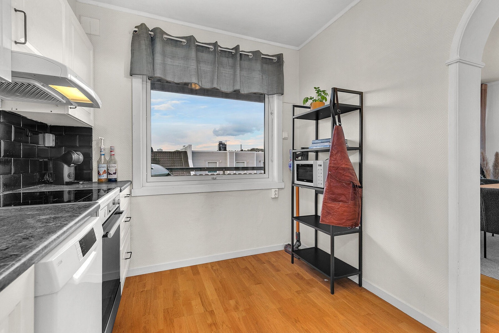 Godt med skap og benkeplass på kjøkkenet Galleribilde