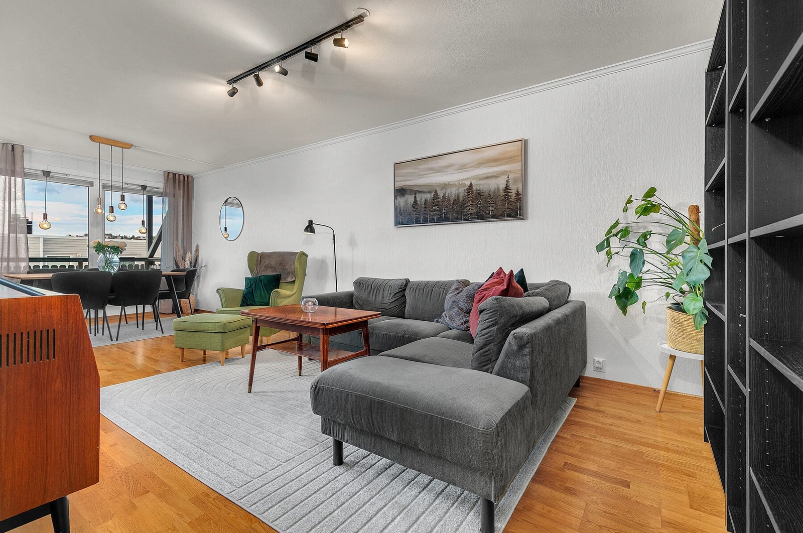 Stuen har plass til både spisemøblement og sofagruppe Galleribilde