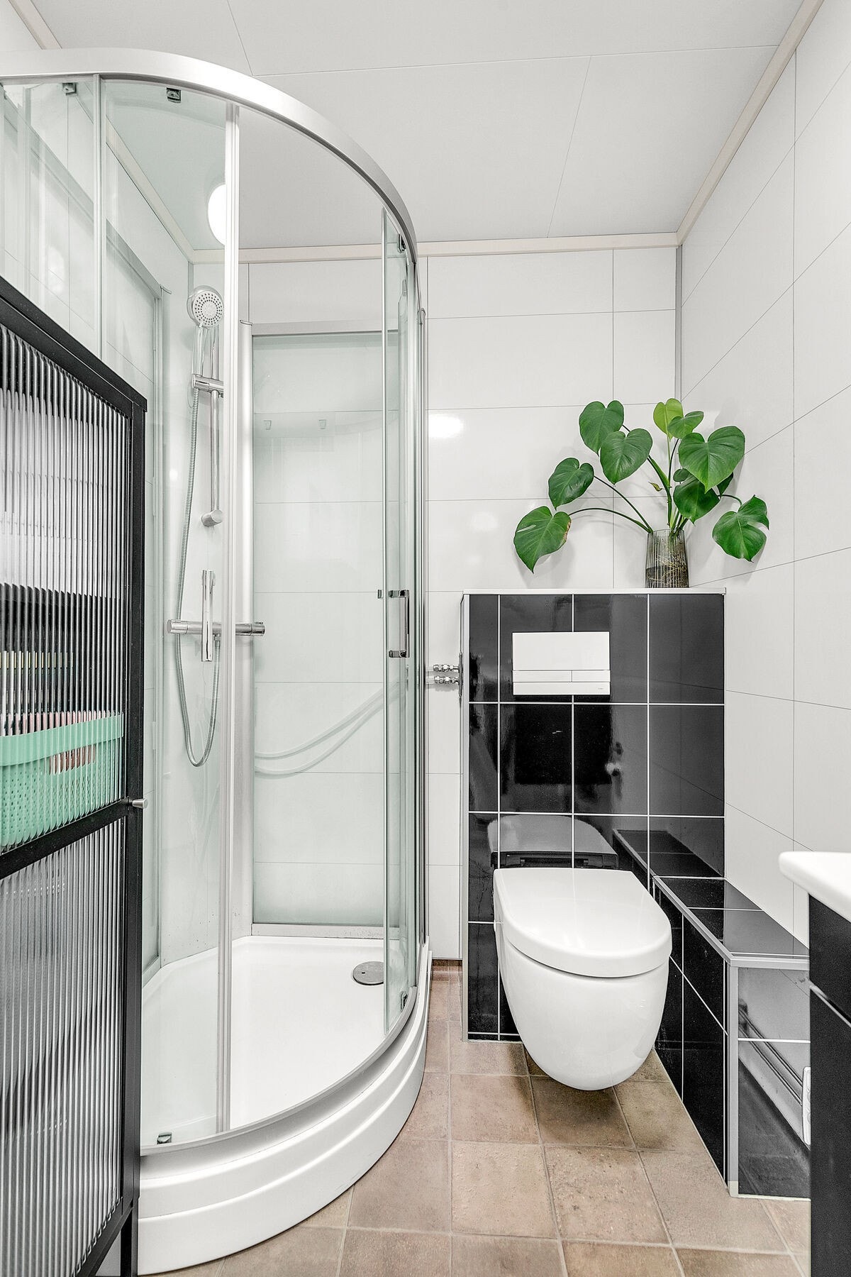 Bad med dusjkabinett, toalett, servant og opplegg til vaskemaskin Galleribilde