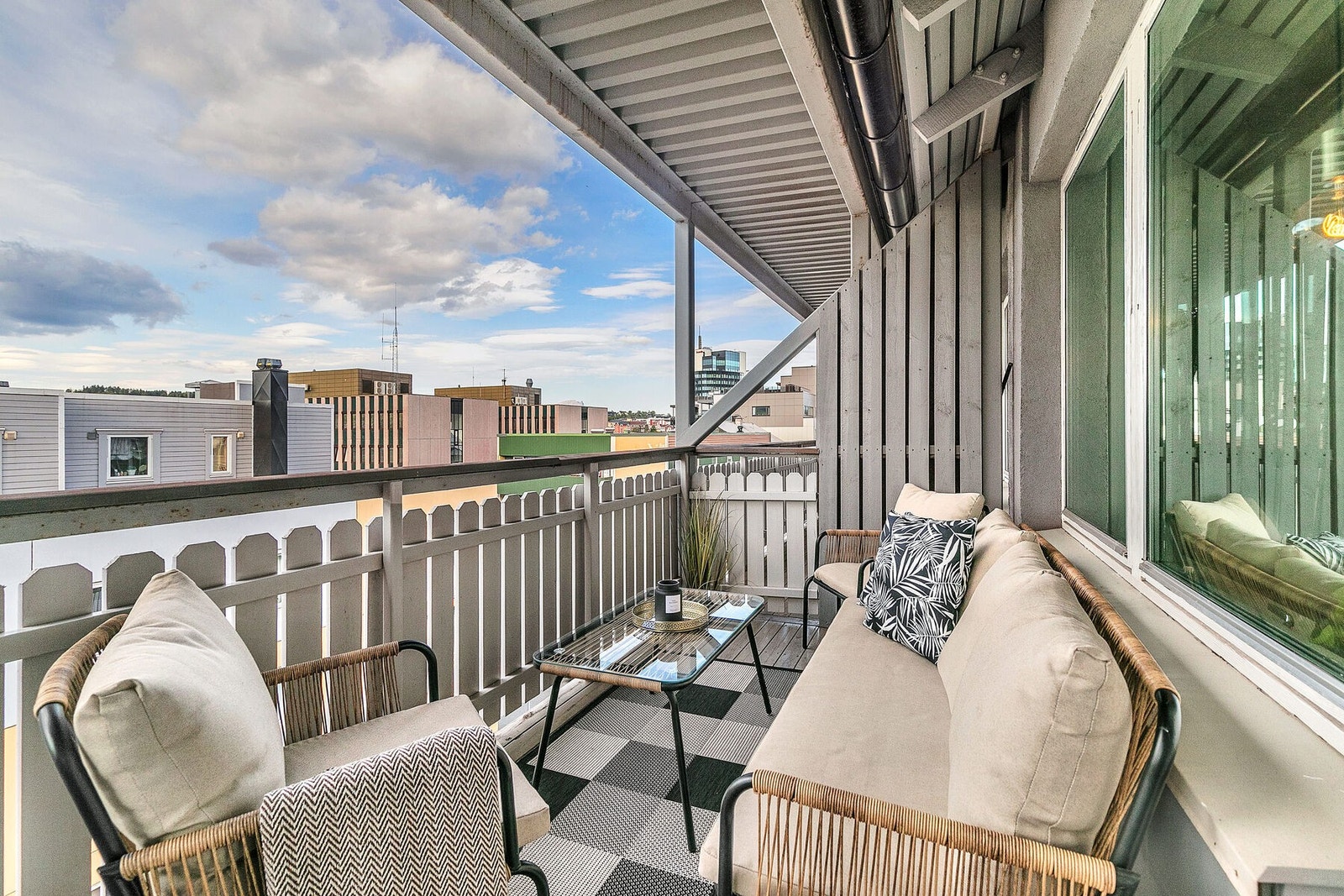 Balkong med plass til sittegruppe og en grill Galleribilde