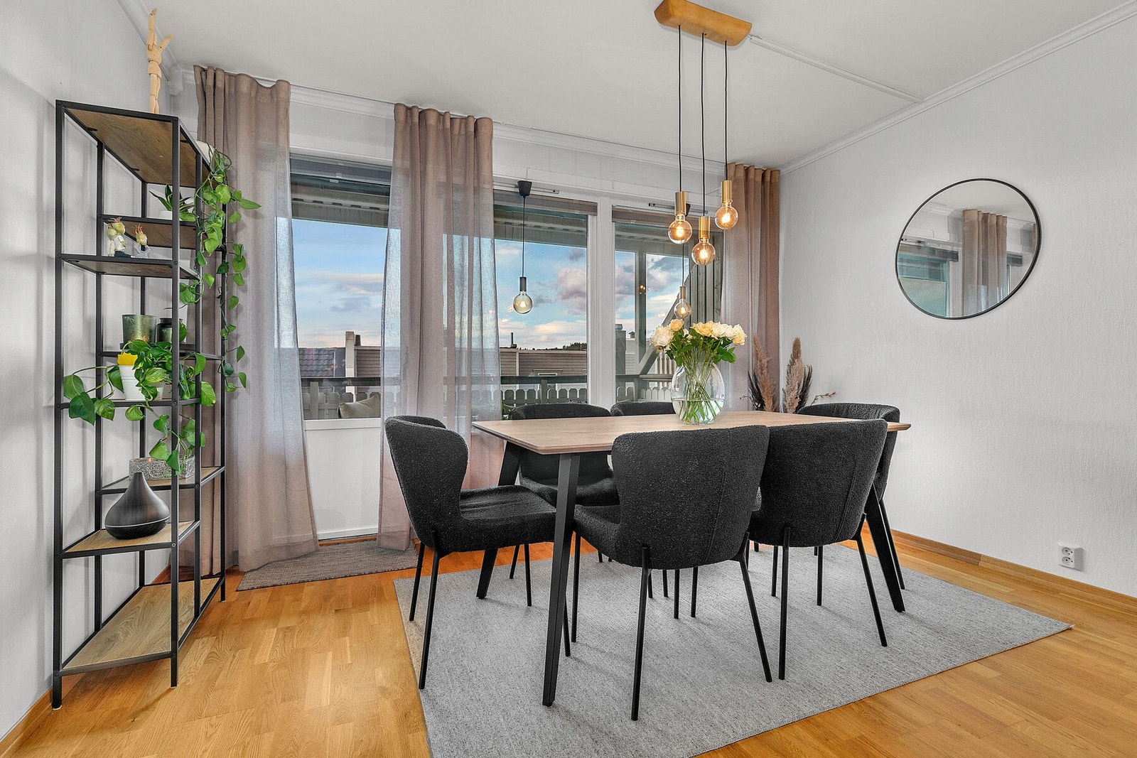 Spisestue med enkel adkomst til kjøkken Galleribilde