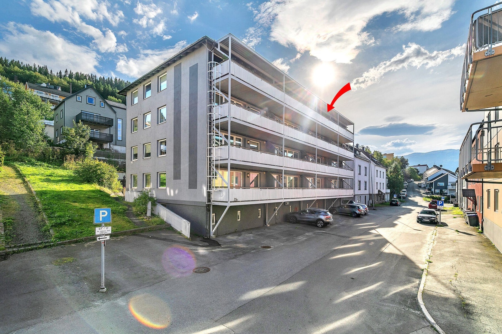 Leiligheten ligger i byggets toppetasje Galleribilde