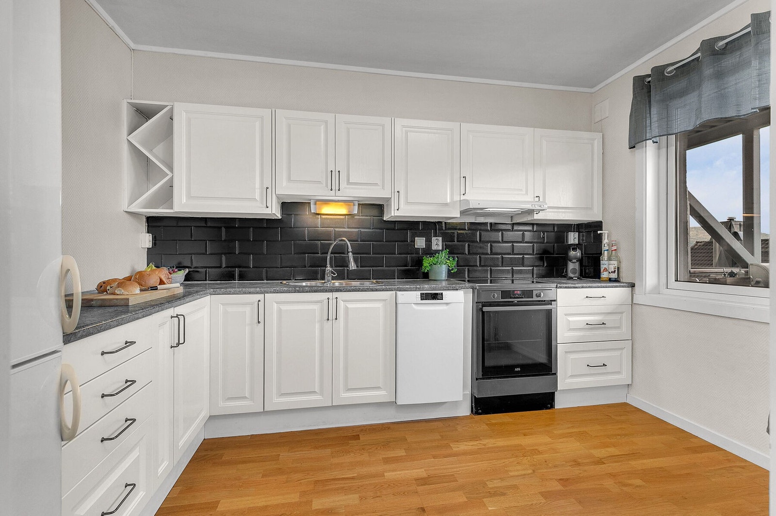 Kjøkken med hvite profilerte fronter Galleribilde