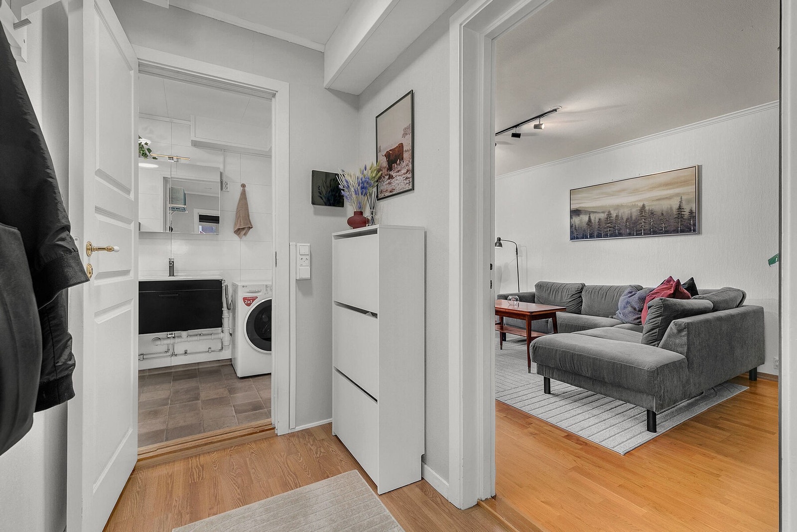 Entré med adkomst til bad, stue og soverommene Galleribilde