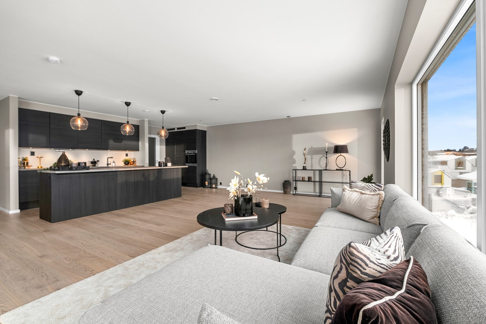 Store vindusflater med flott utsikt og godt med lysinnslipp Galleribilde