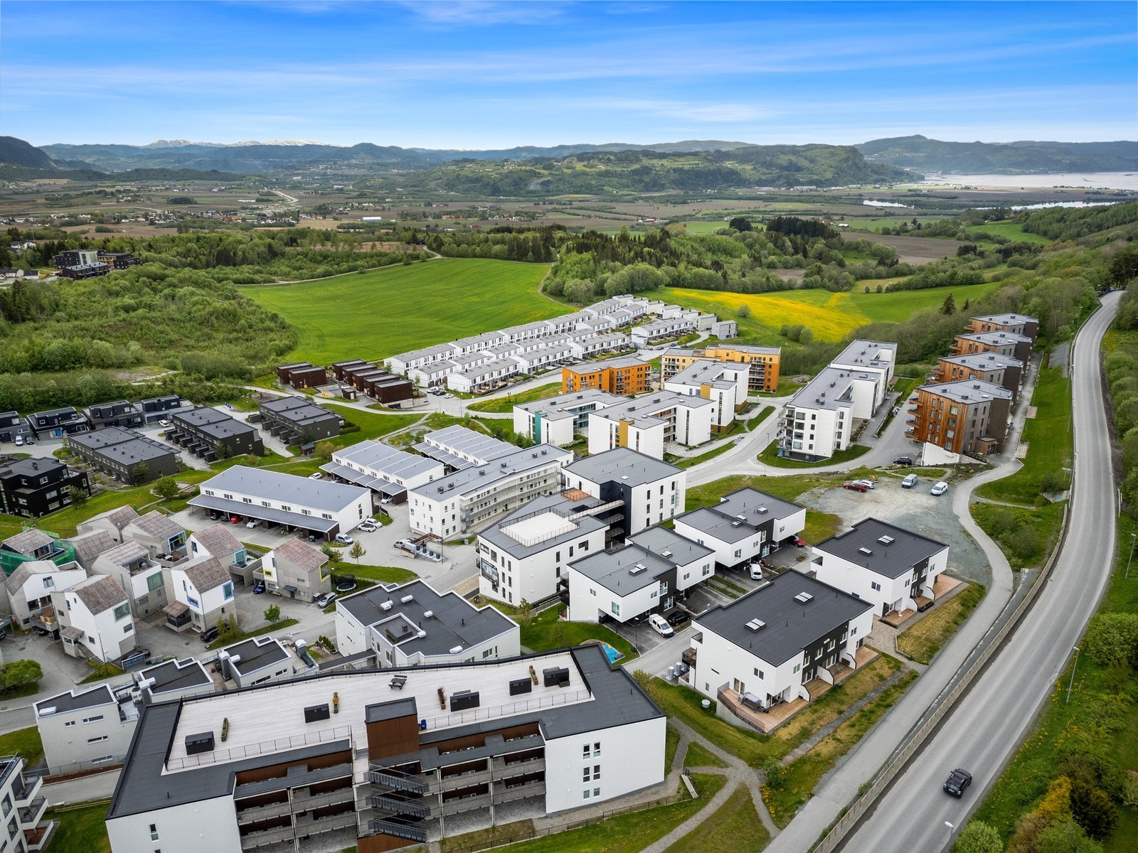 Gåavstand til dagligvarebutikk, bussforbindelser og flotte turområder Galleribilde