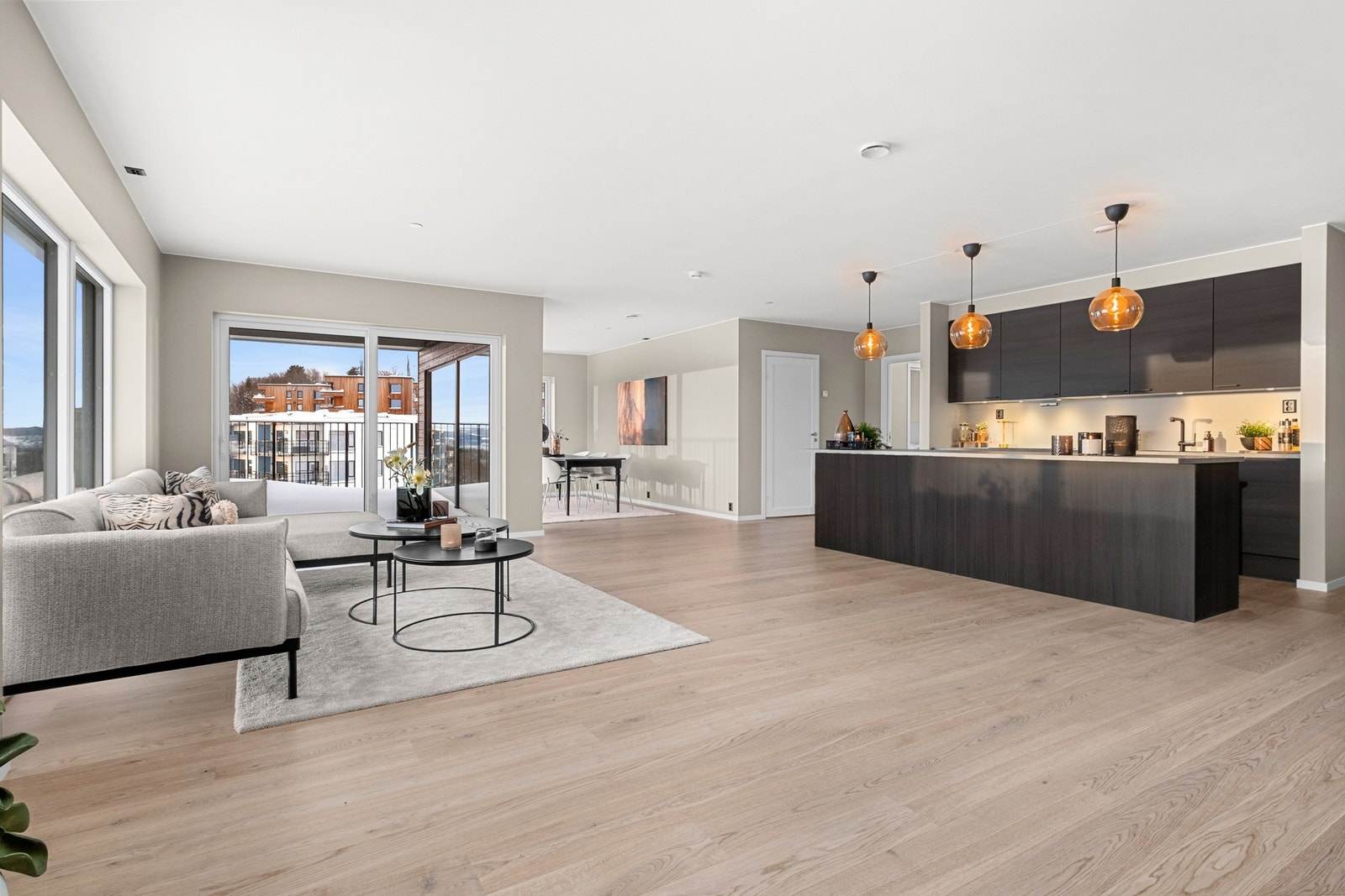 Romslig stue/kjøkken løsning på hele 67,5kvm Galleribilde