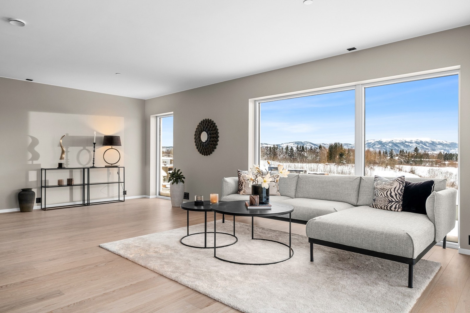 Leiligheten ligger i byggets øverste etasje på hjørnet Galleribilde