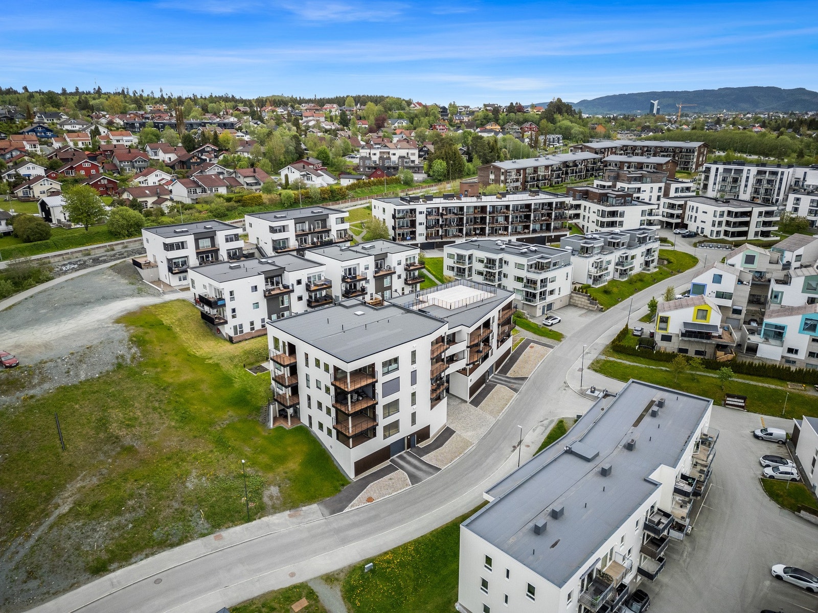 Leilighetens balkong er vendt mot vest og har gode sol- og utsiktsforhold Galleribilde