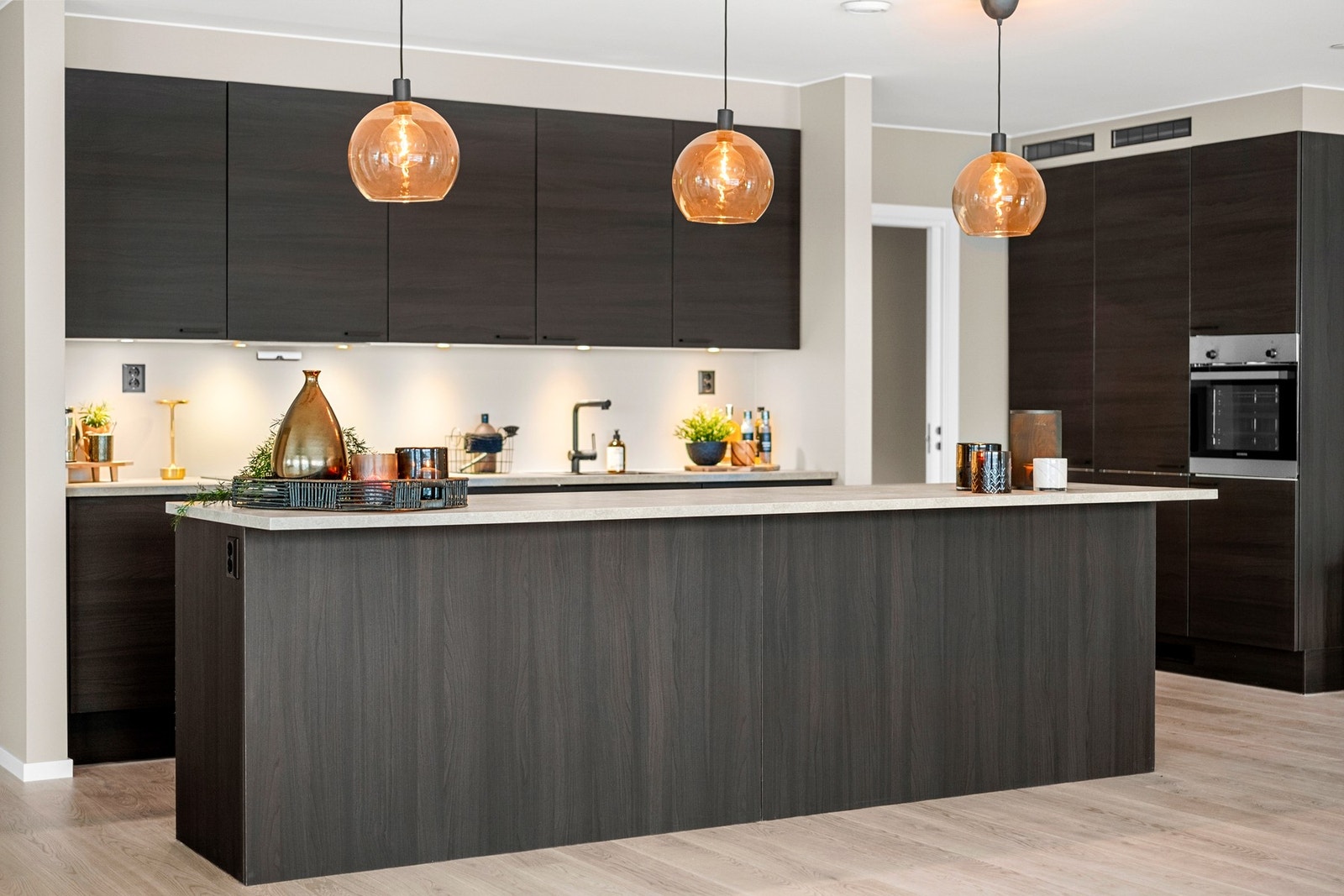 Integrerte hvitevarer på kjøkken: Komfyr, induksjon platetopp og kombi kjøl-/fryseskap Galleribilde