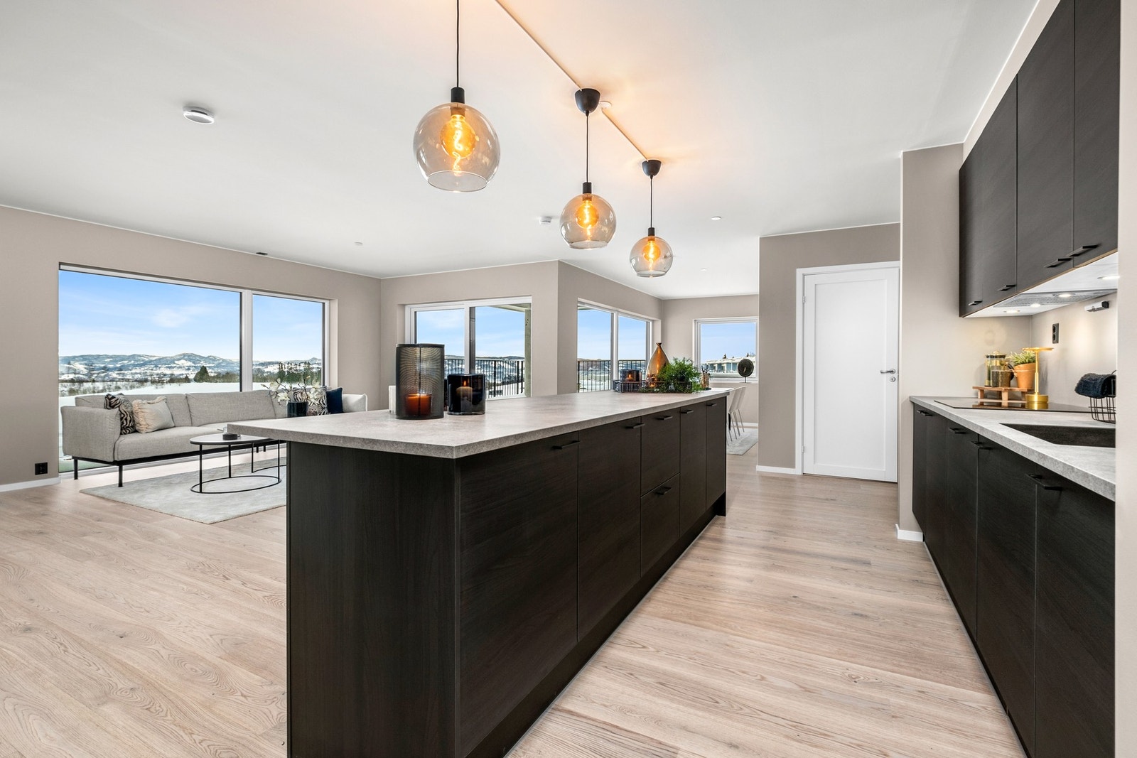 Sort kjøkken med kjøkkenøy levert av JKE. Galleribilde