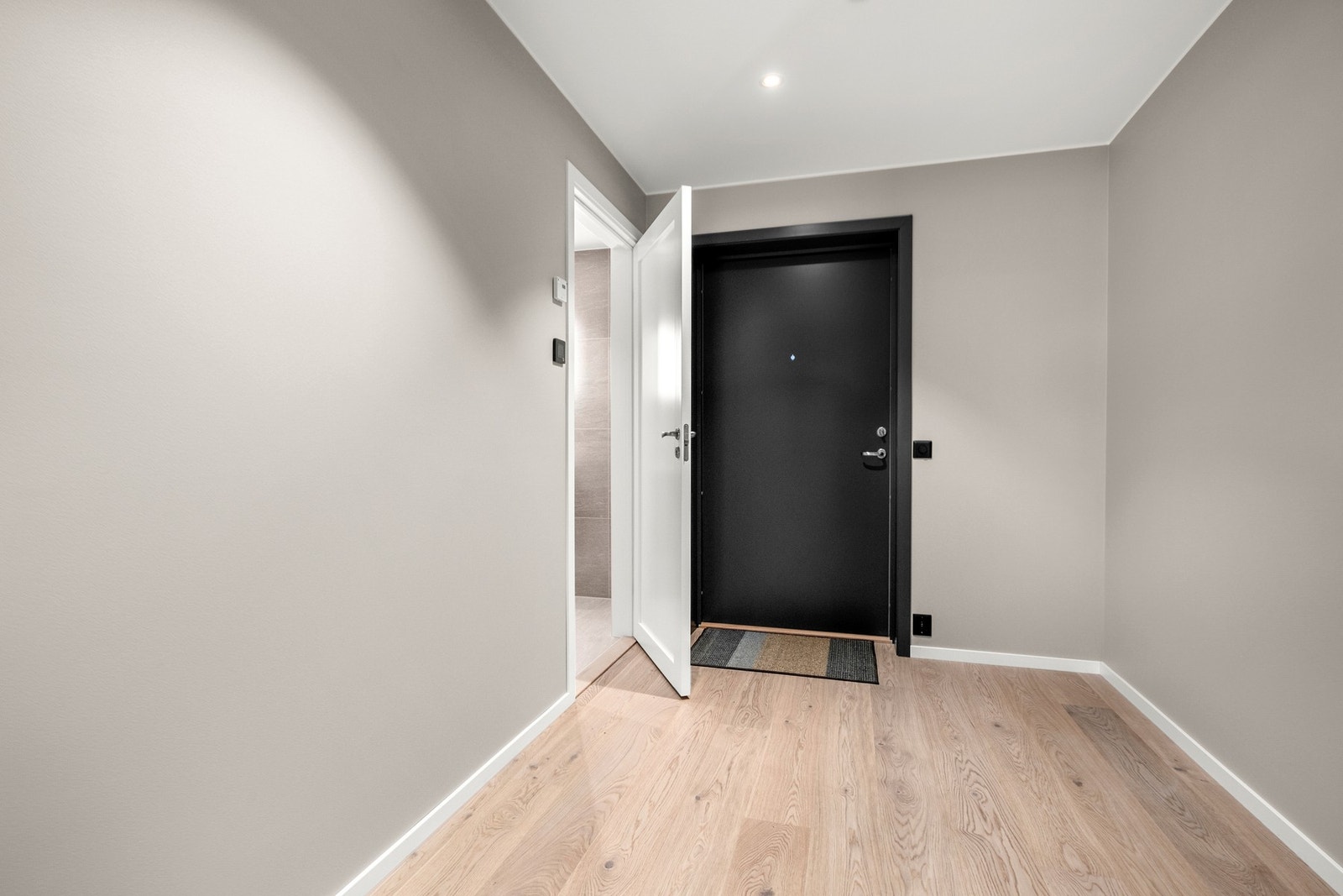 Entré med god plass til garderobeløsning Galleribilde