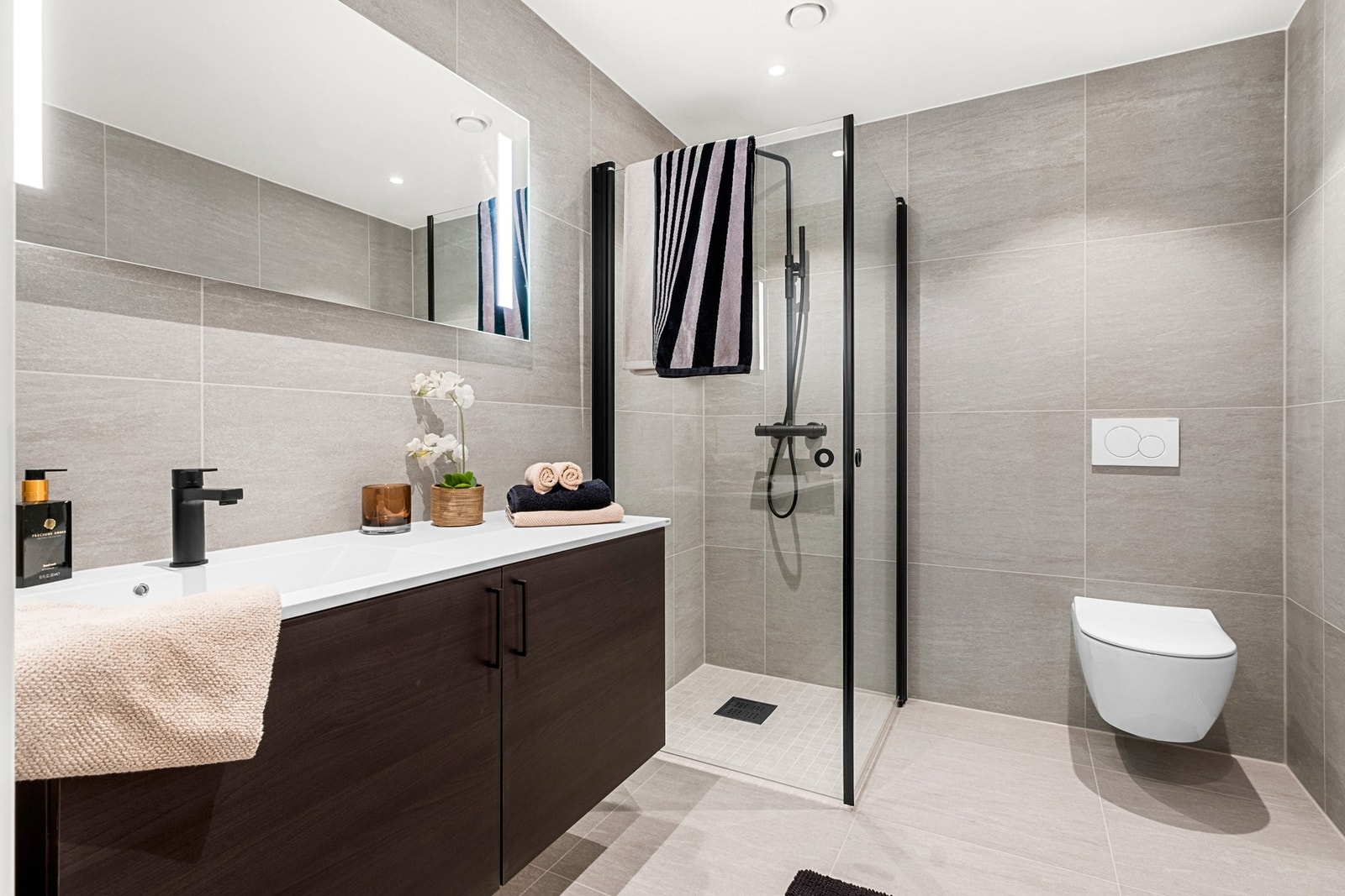 Godt utstyrt med servant m/lagring, vegghengt wc og dusjhjørne Galleribilde