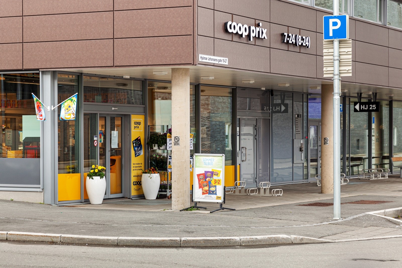 I nærområdet finnes treningssenter, dagligvarebutikker og busstopp.