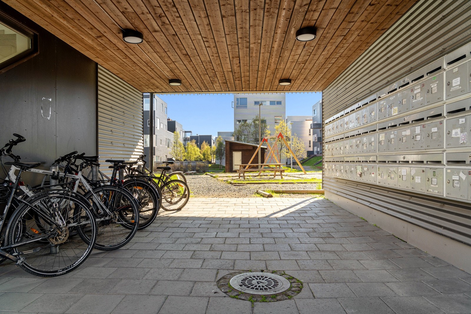 Sykkelparkering like ved inngangspartiet.