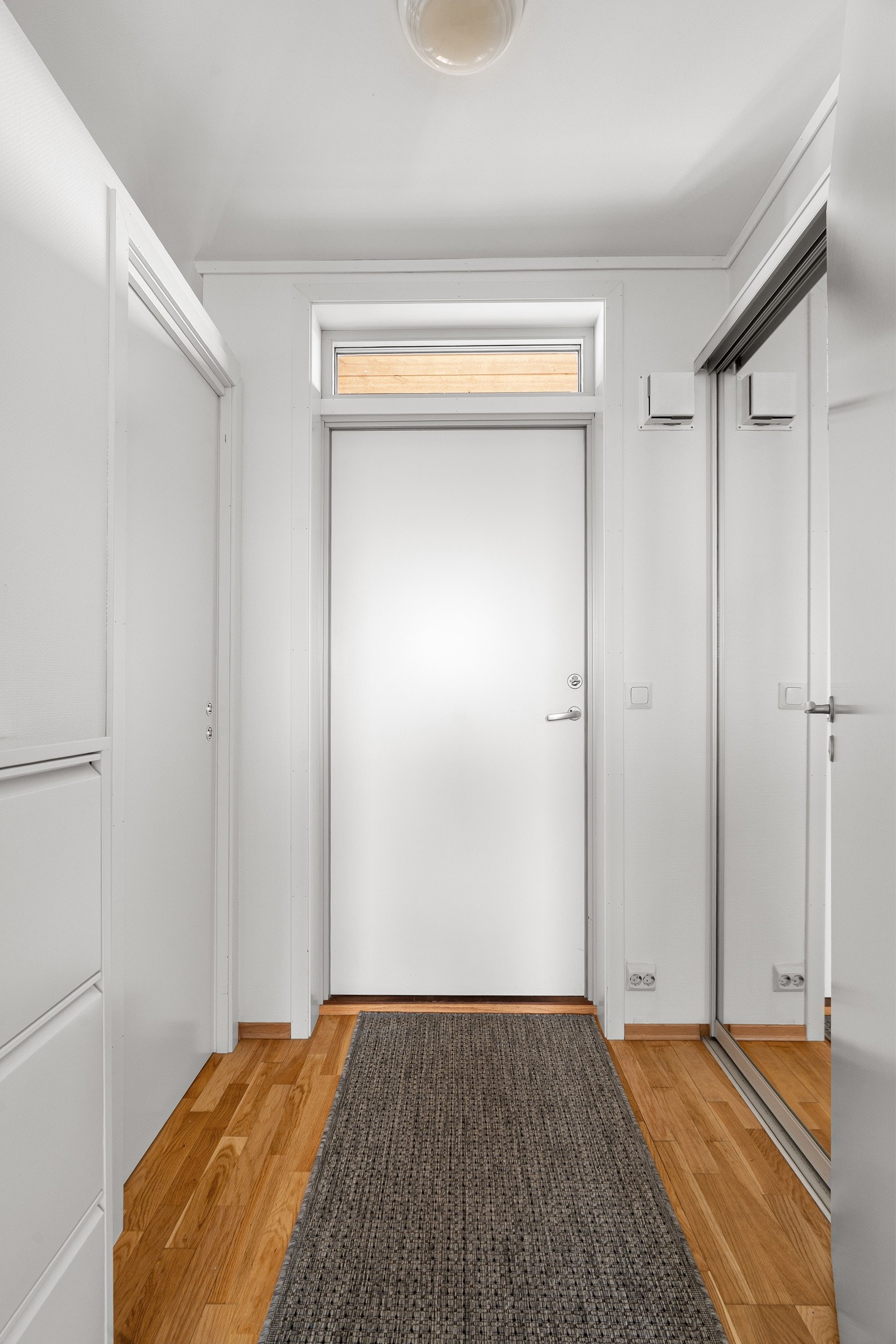 Velkommen inn. Entrèen har skyvedørgarderobe som gir gode oppbevaringsmuligheter.