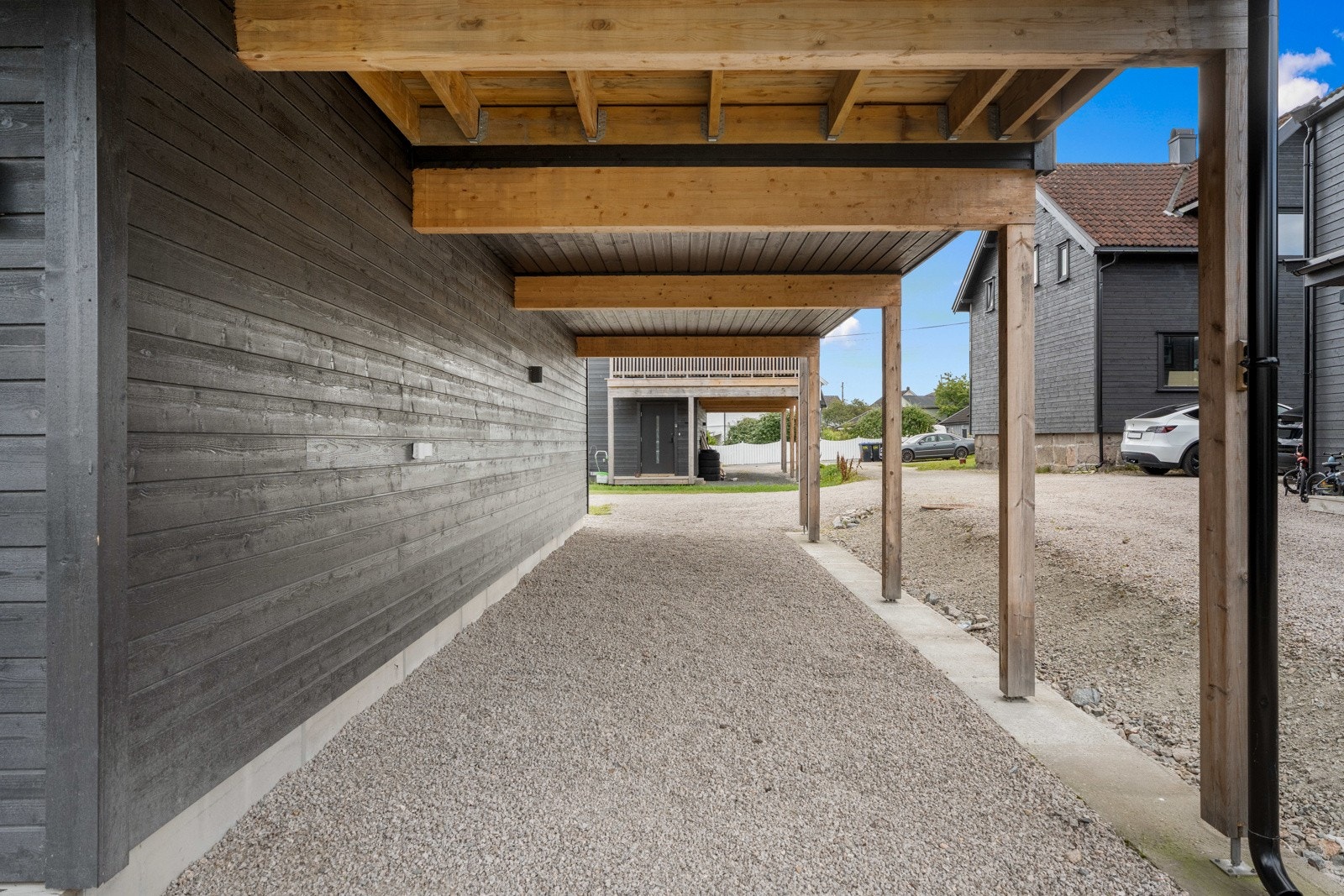 Det er en romslig carport under huset Galleribilde