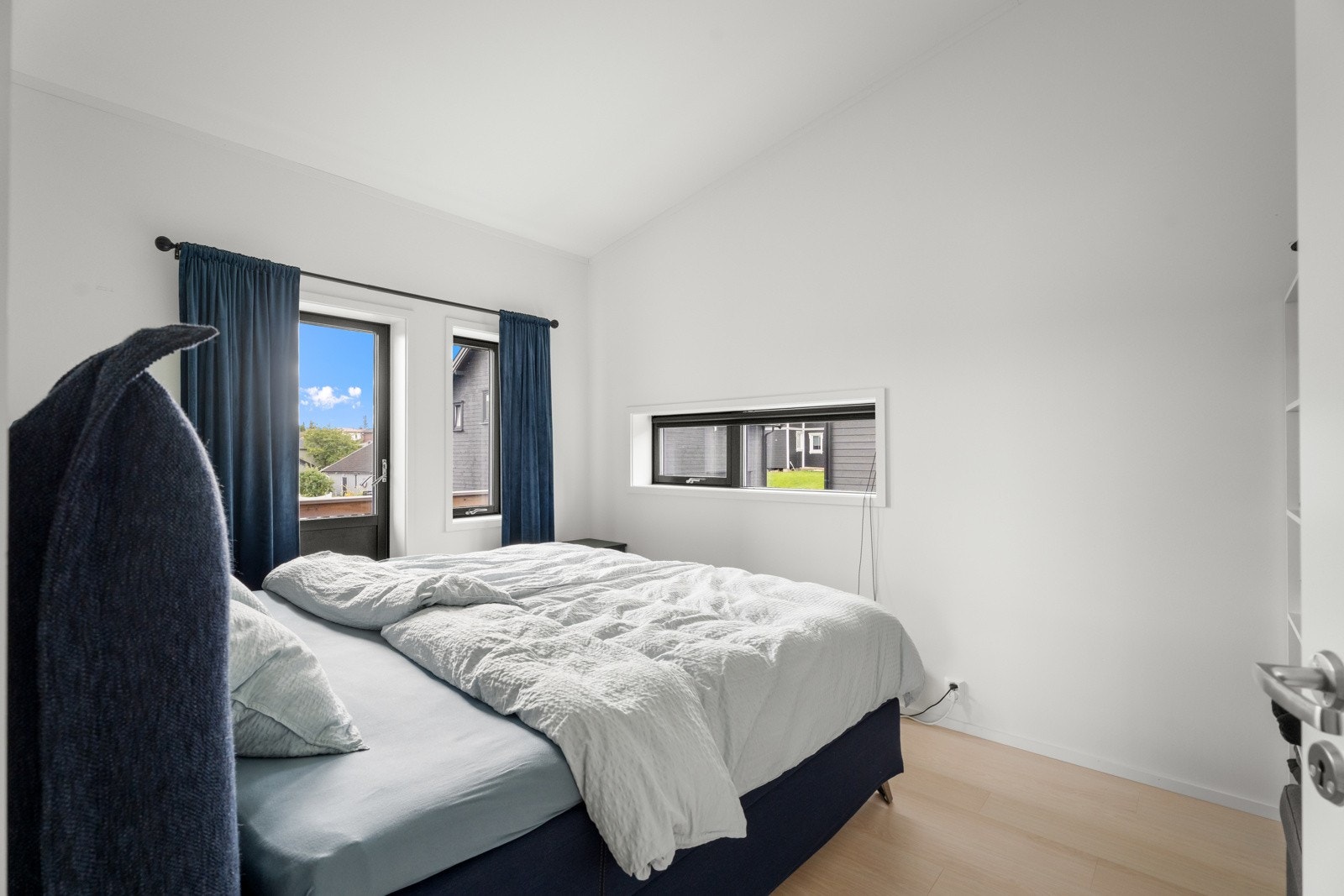 Romslig soverom med god takhøyde. Galleribilde